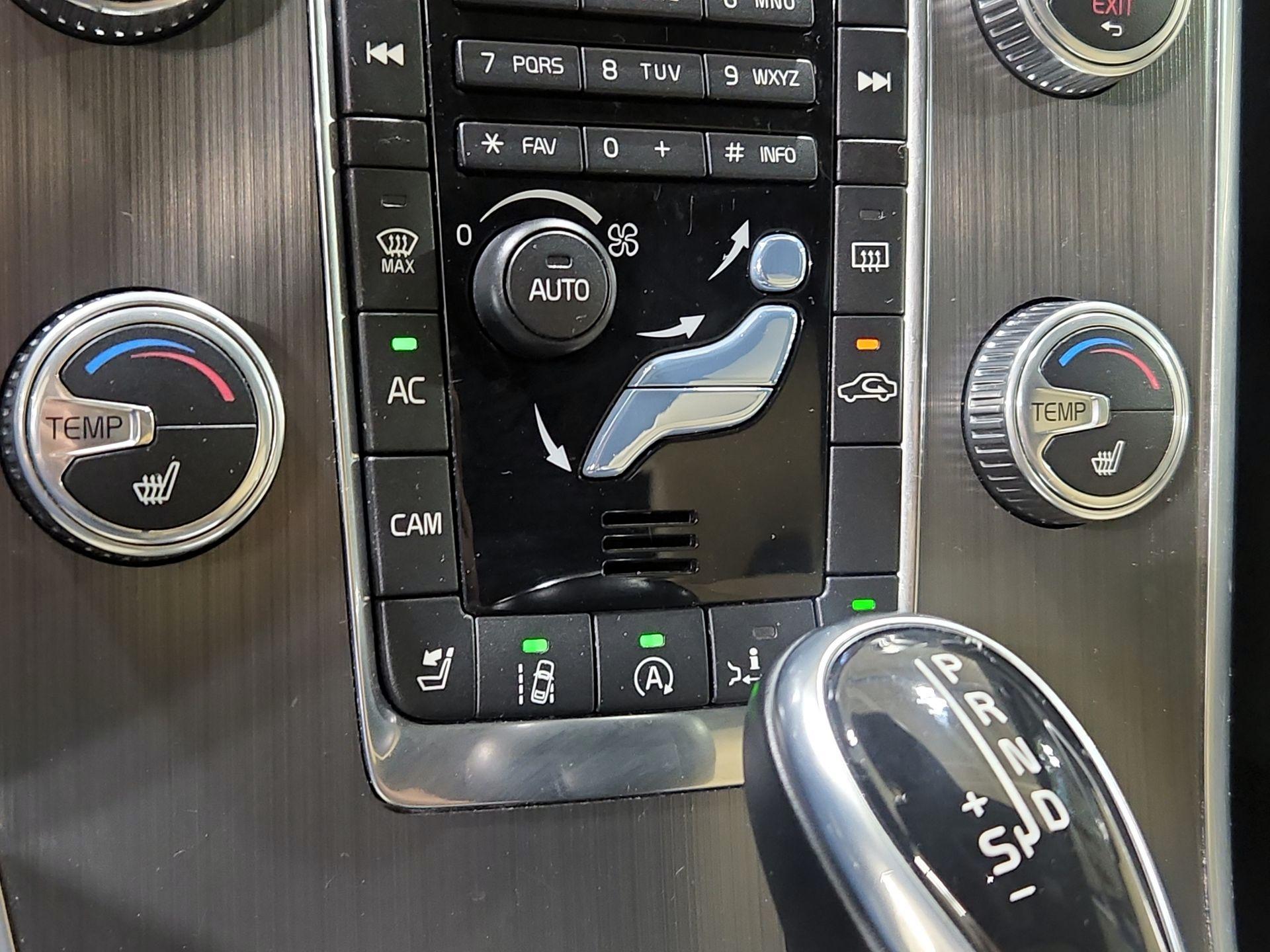 Thumbnail: 2016 Volvo XC60 - 16