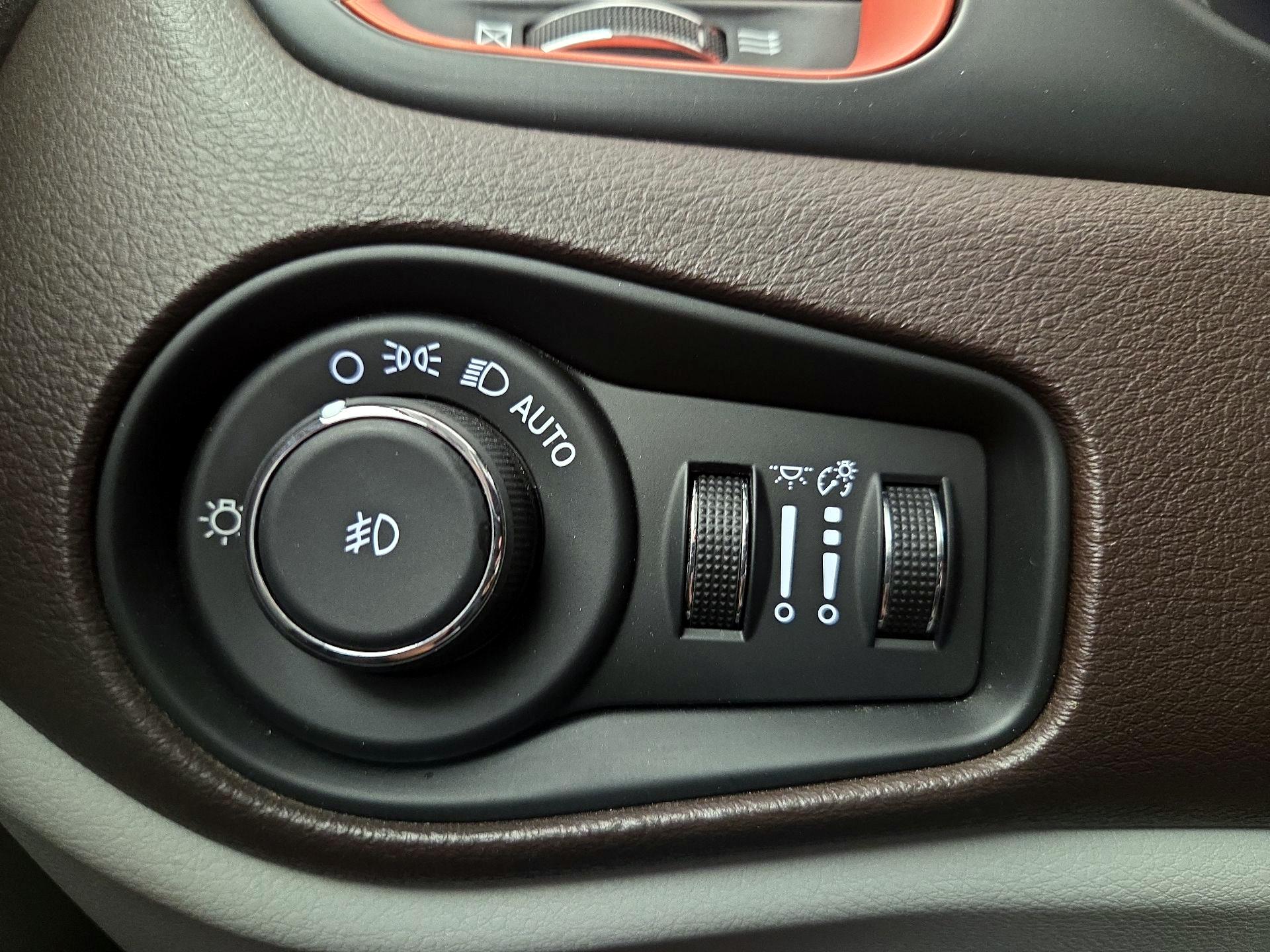 Thumbnail: 2015 Jeep Renegade - 13