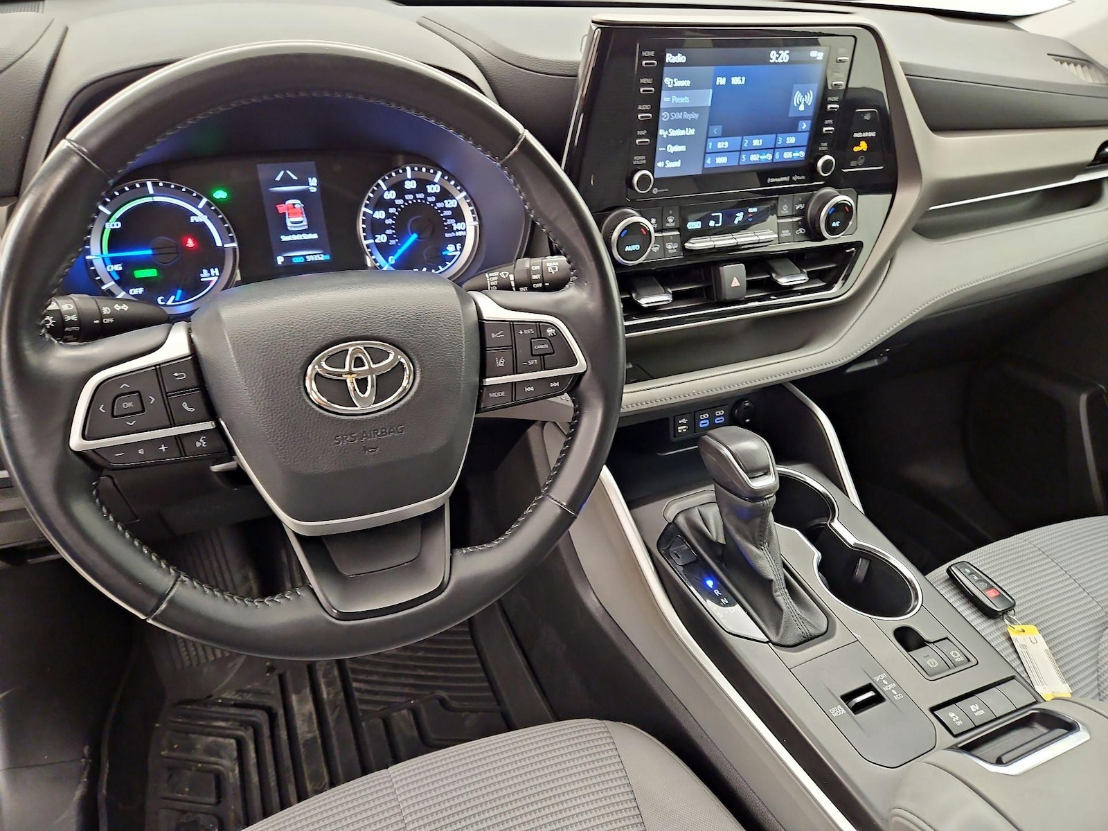 2022 Toyota Highlander LE - Photo 10