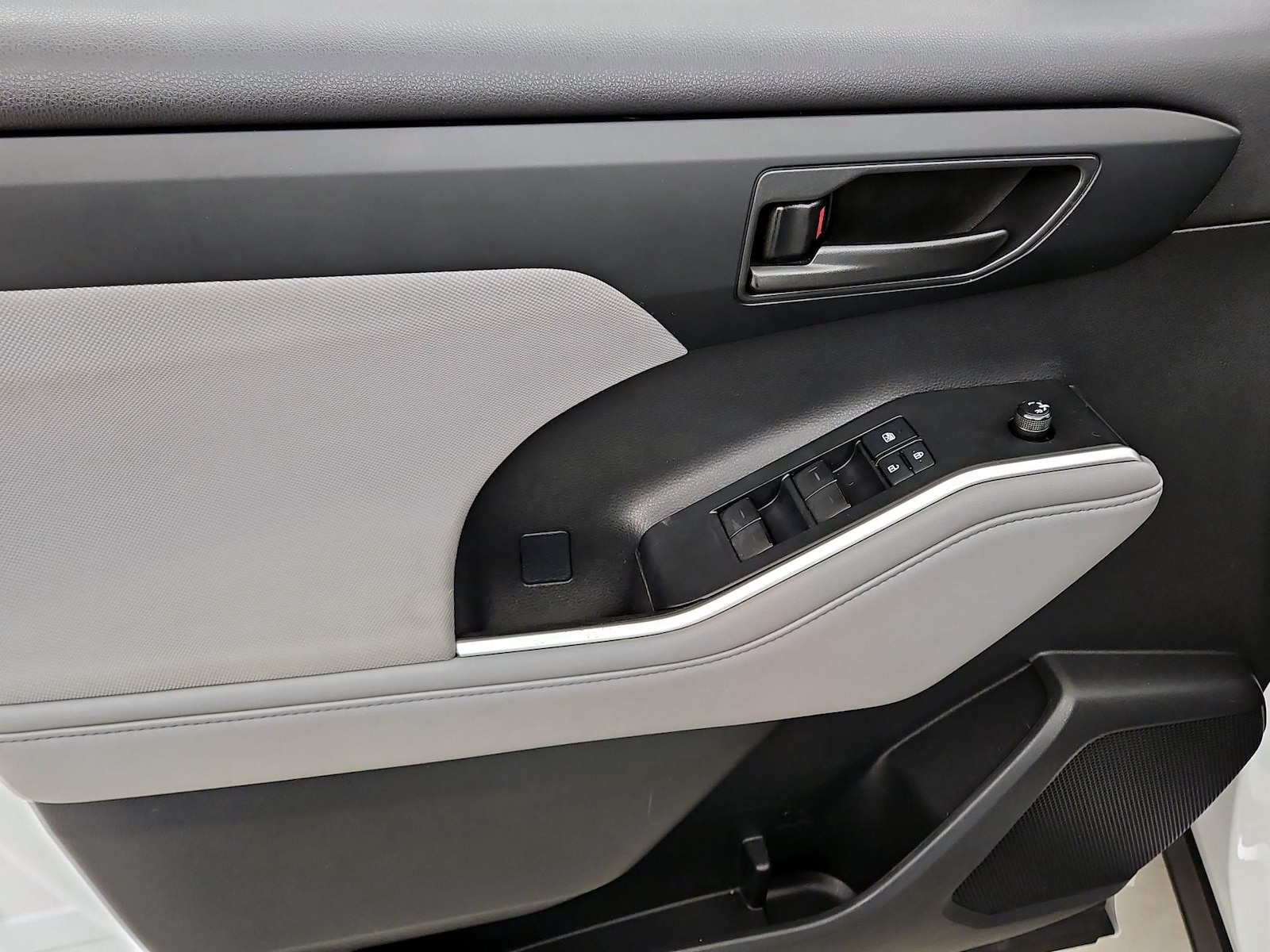 2022 Toyota Highlander LE - Photo 13