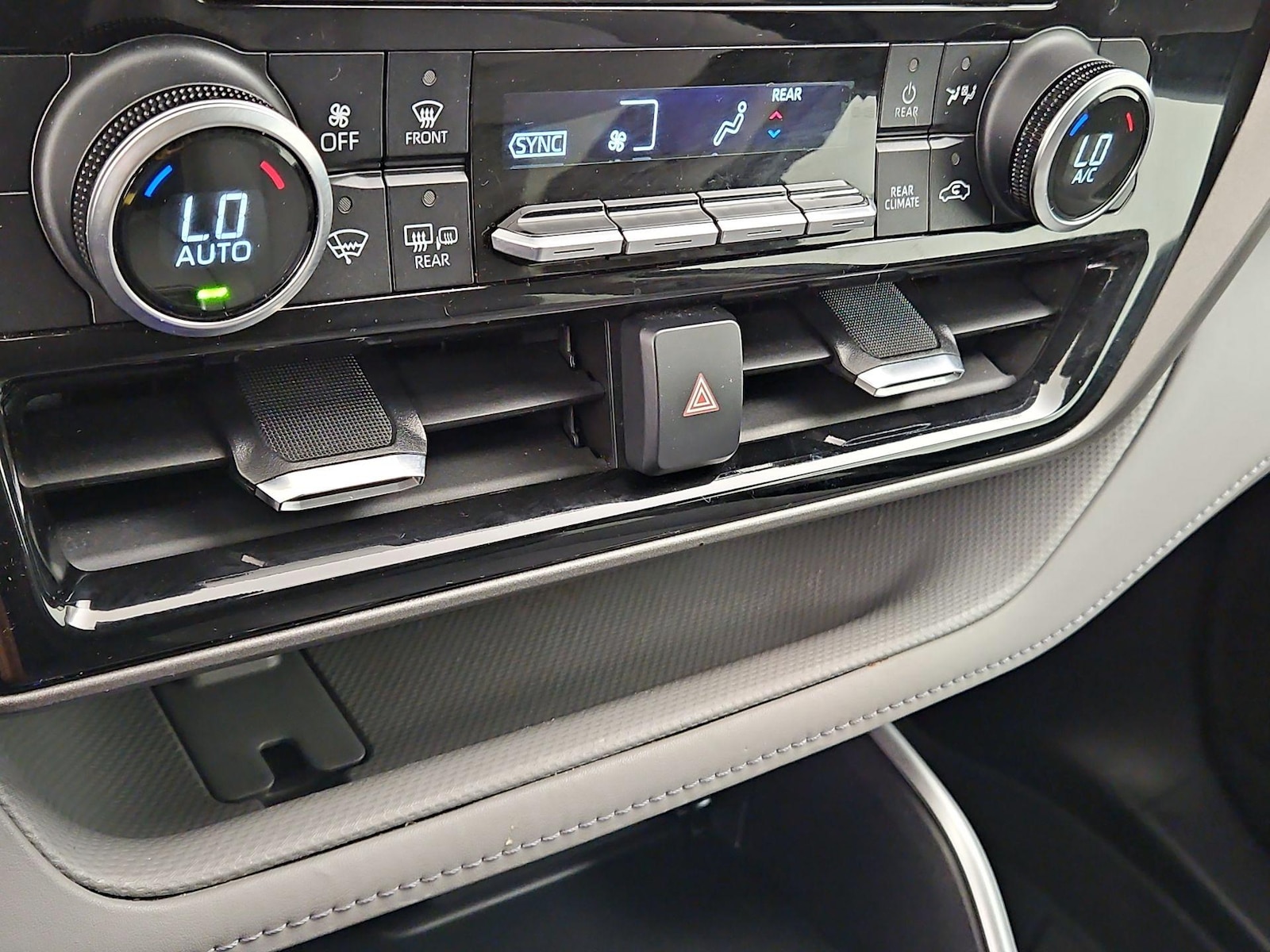 2022 Toyota Highlander LE - Photo 17