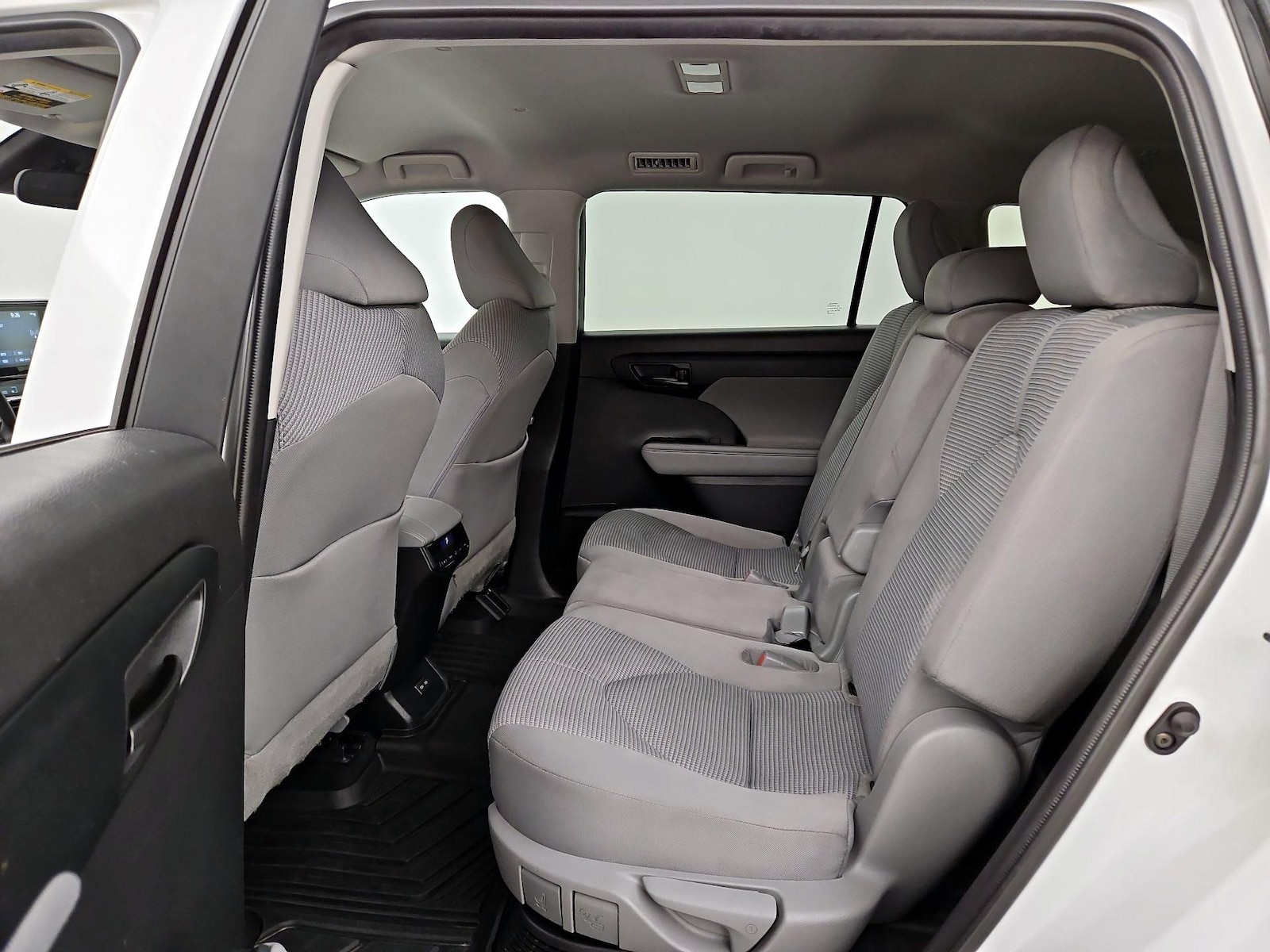 2022 Toyota Highlander LE - Photo 20