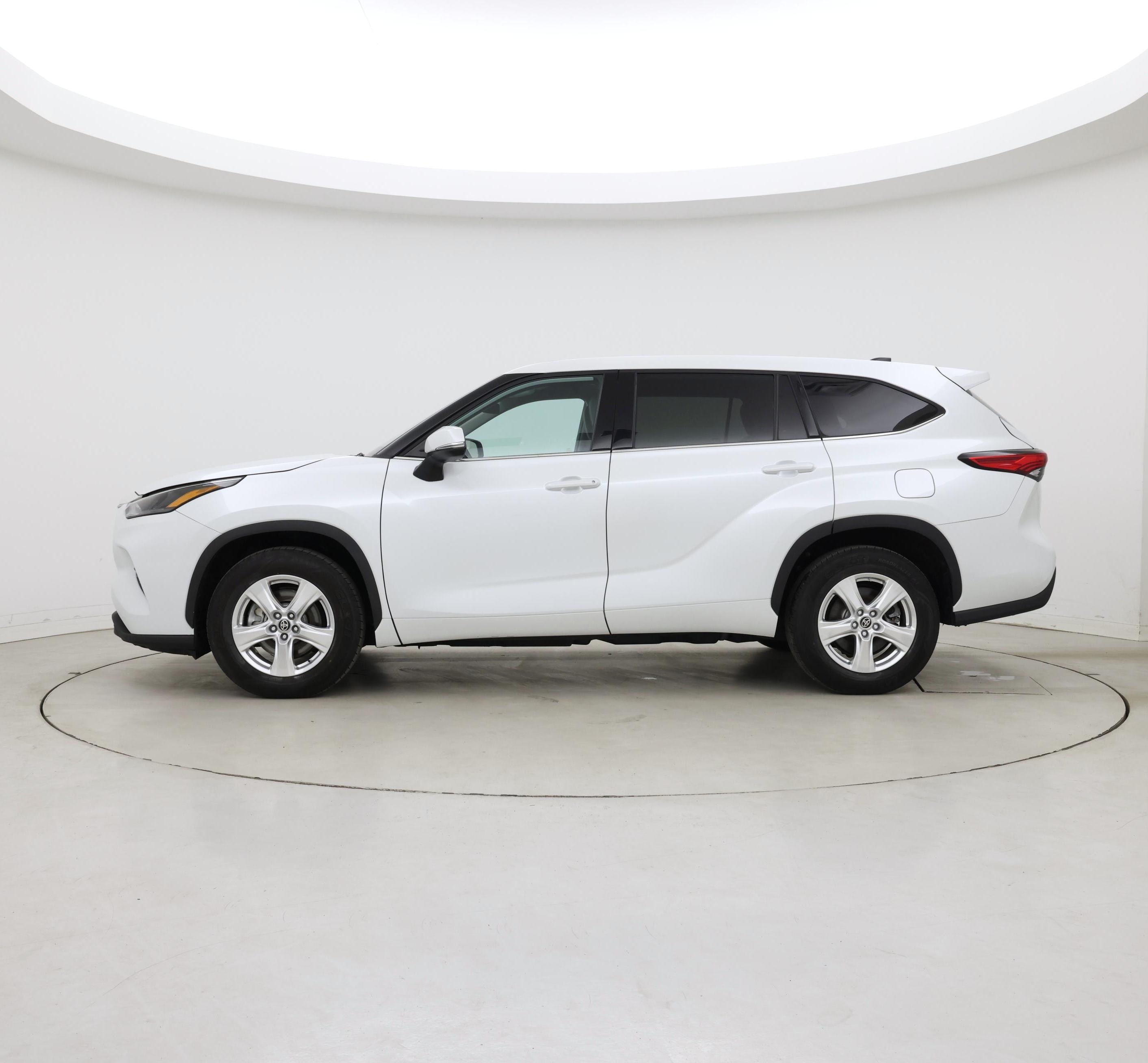 Thumbnail: 2022 Toyota Highlander - 3