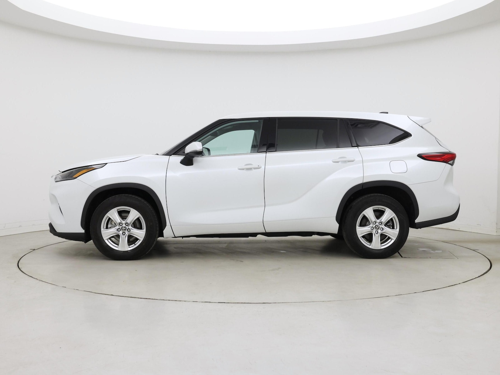 2022 Toyota Highlander LE - Photo 4