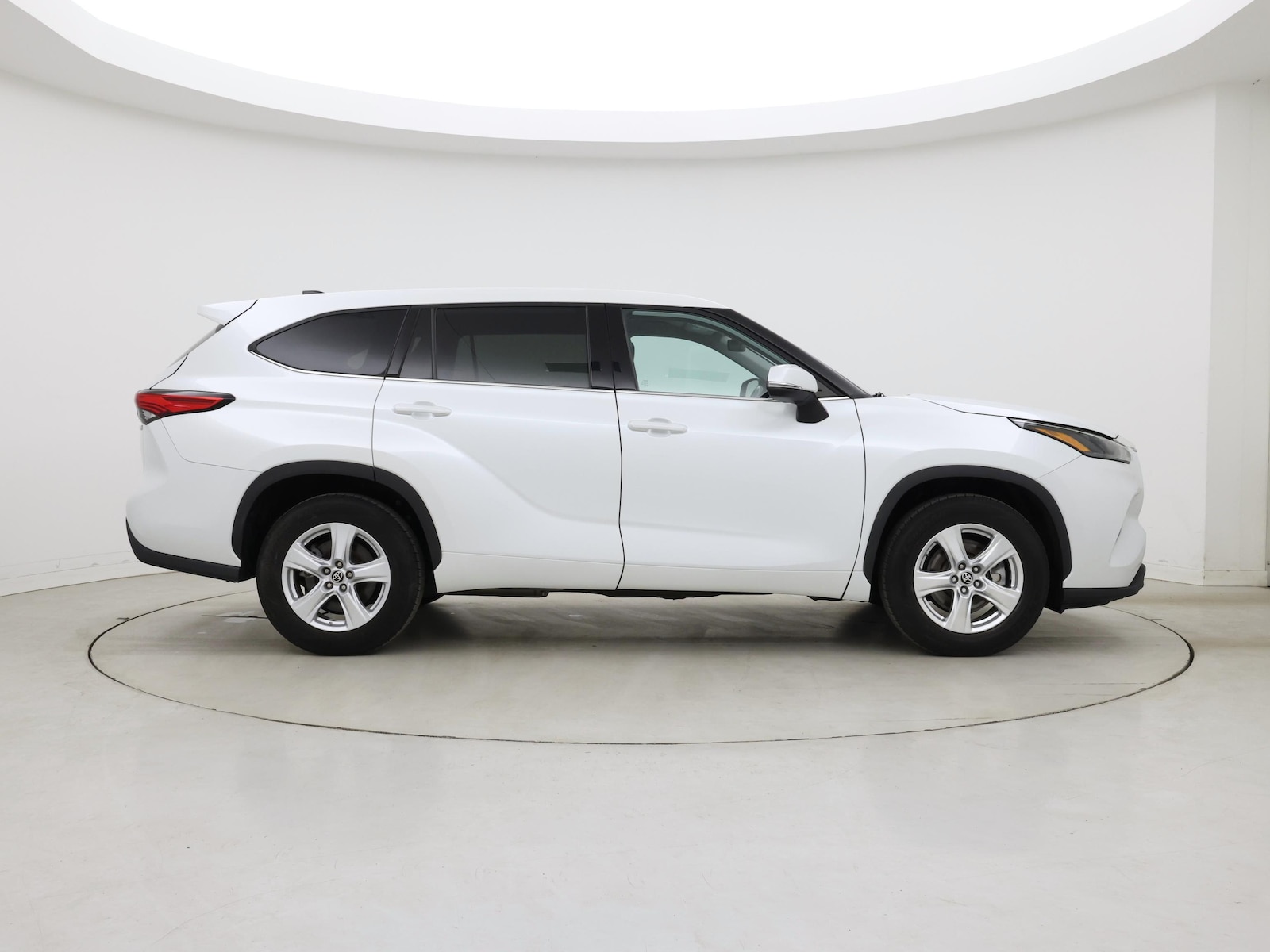 2022 Toyota Highlander LE - Photo 8