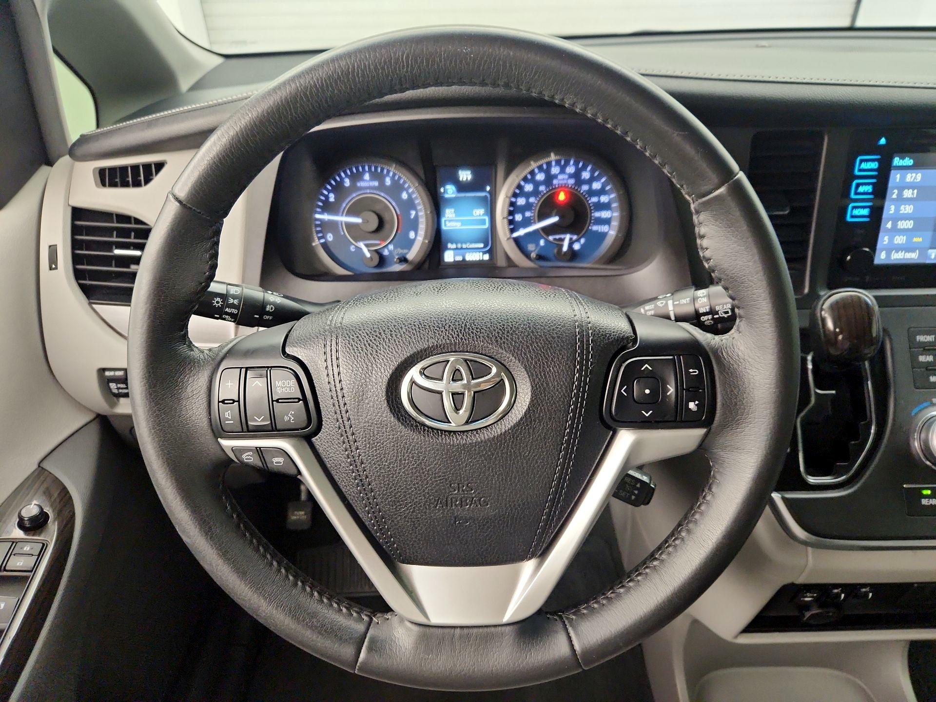 Thumbnail: 2017 Toyota Sienna - 10