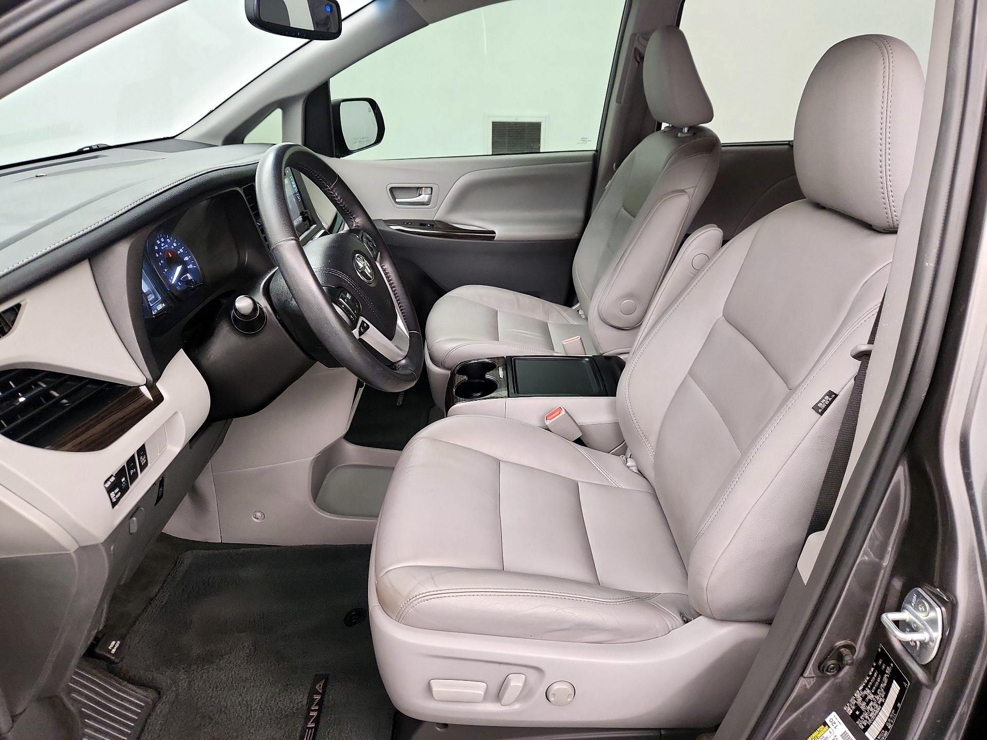 Thumbnail: 2017 Toyota Sienna - 11