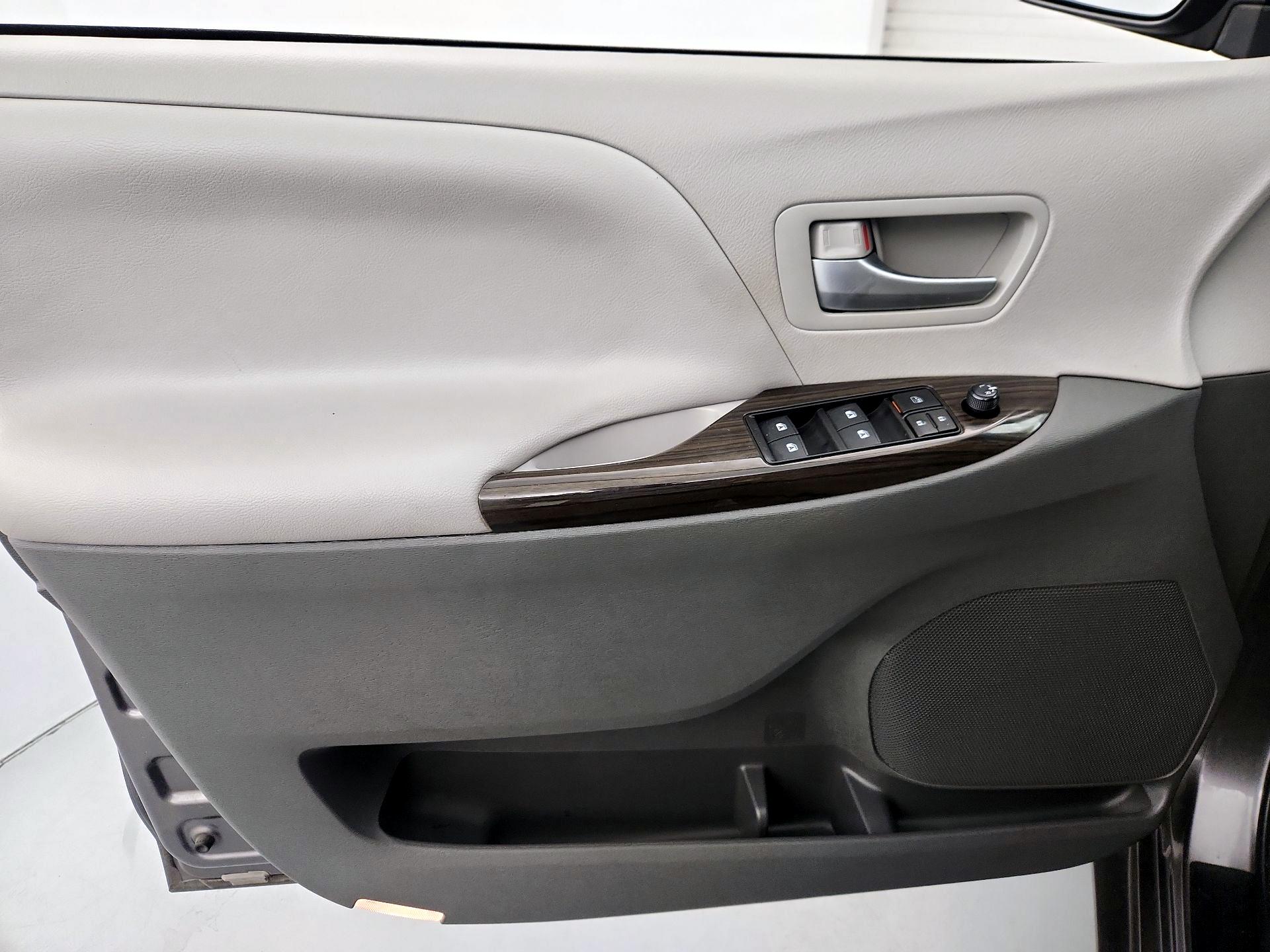 Thumbnail: 2017 Toyota Sienna - 12