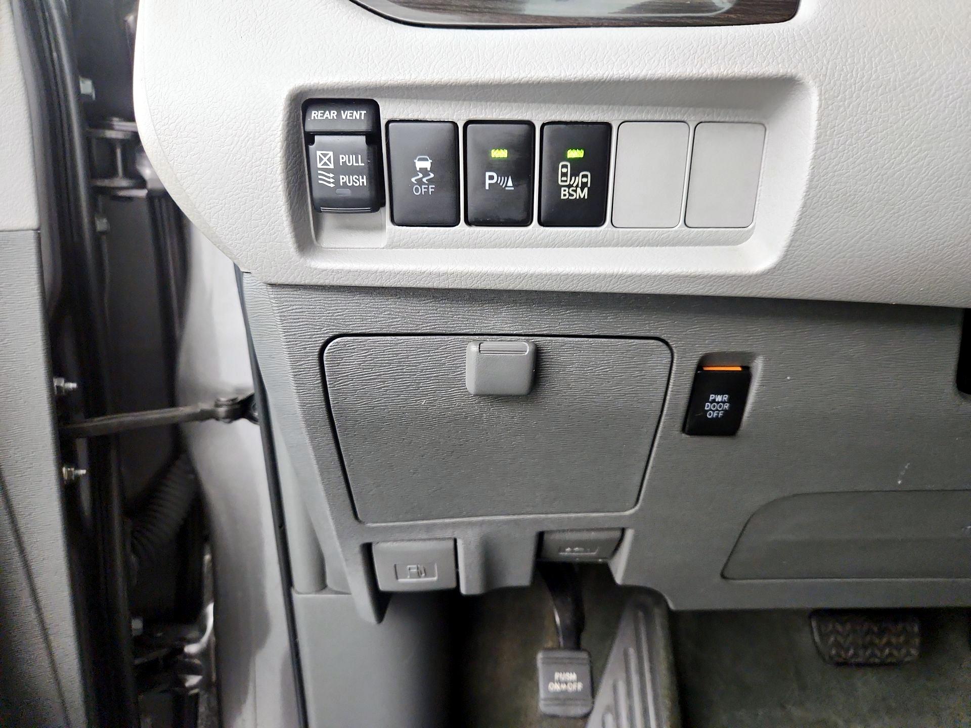 Thumbnail: 2017 Toyota Sienna - 13