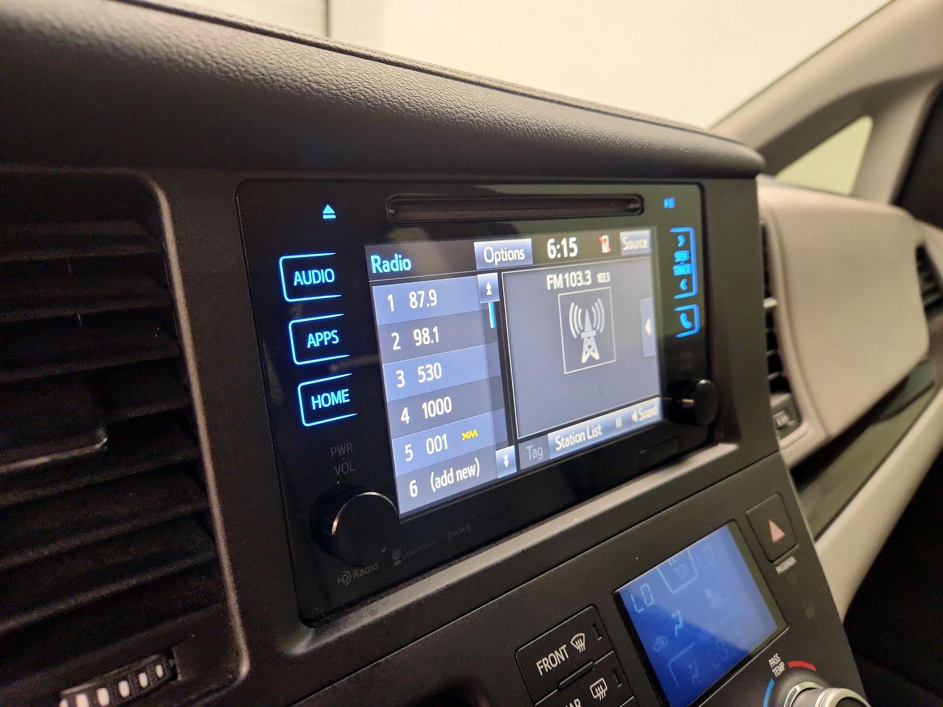 Thumbnail: 2017 Toyota Sienna - 15