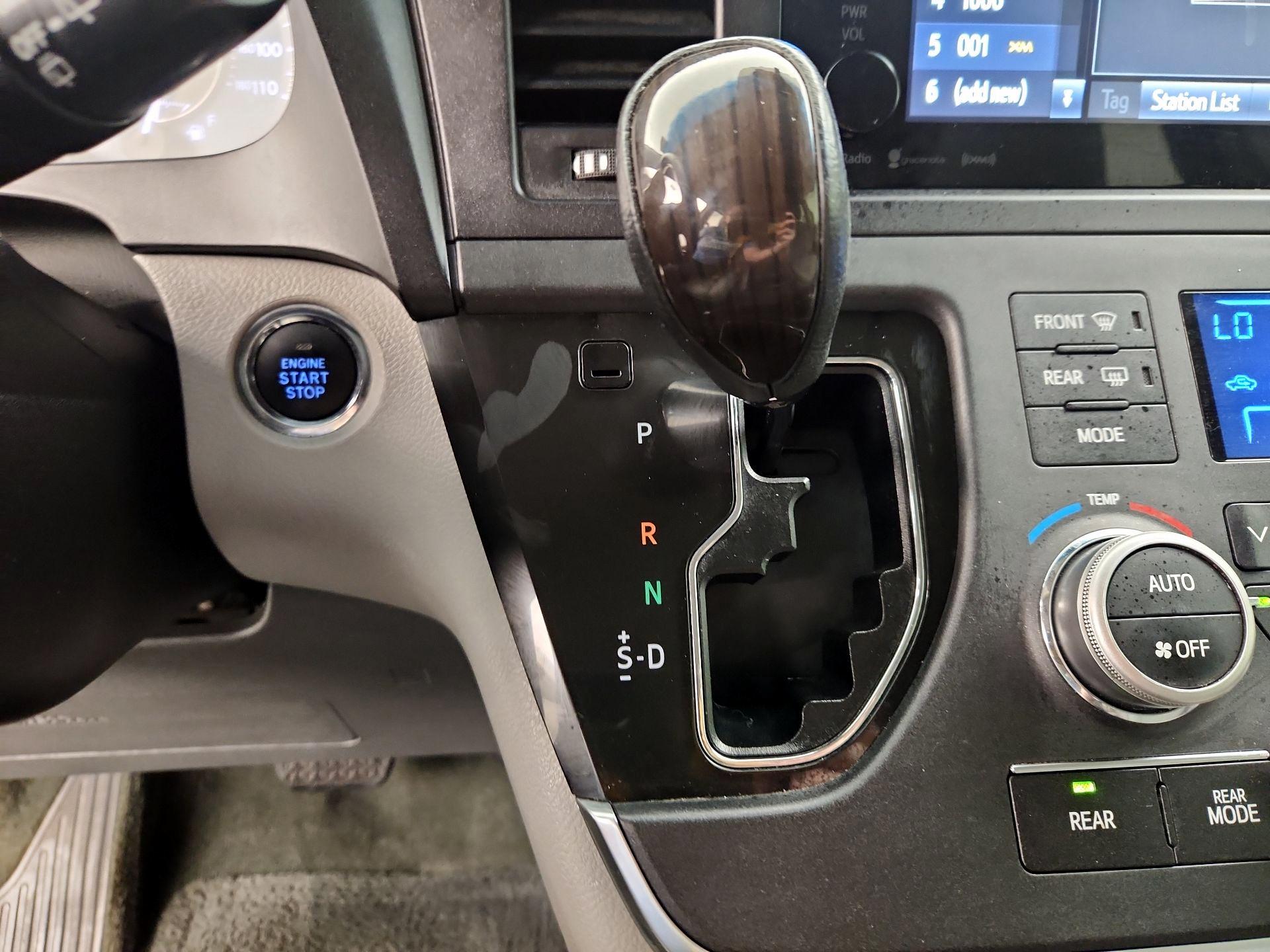 Thumbnail: 2017 Toyota Sienna - 17