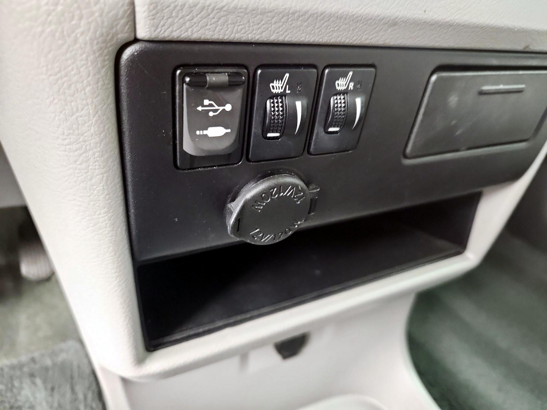 Thumbnail: 2017 Toyota Sienna - 18