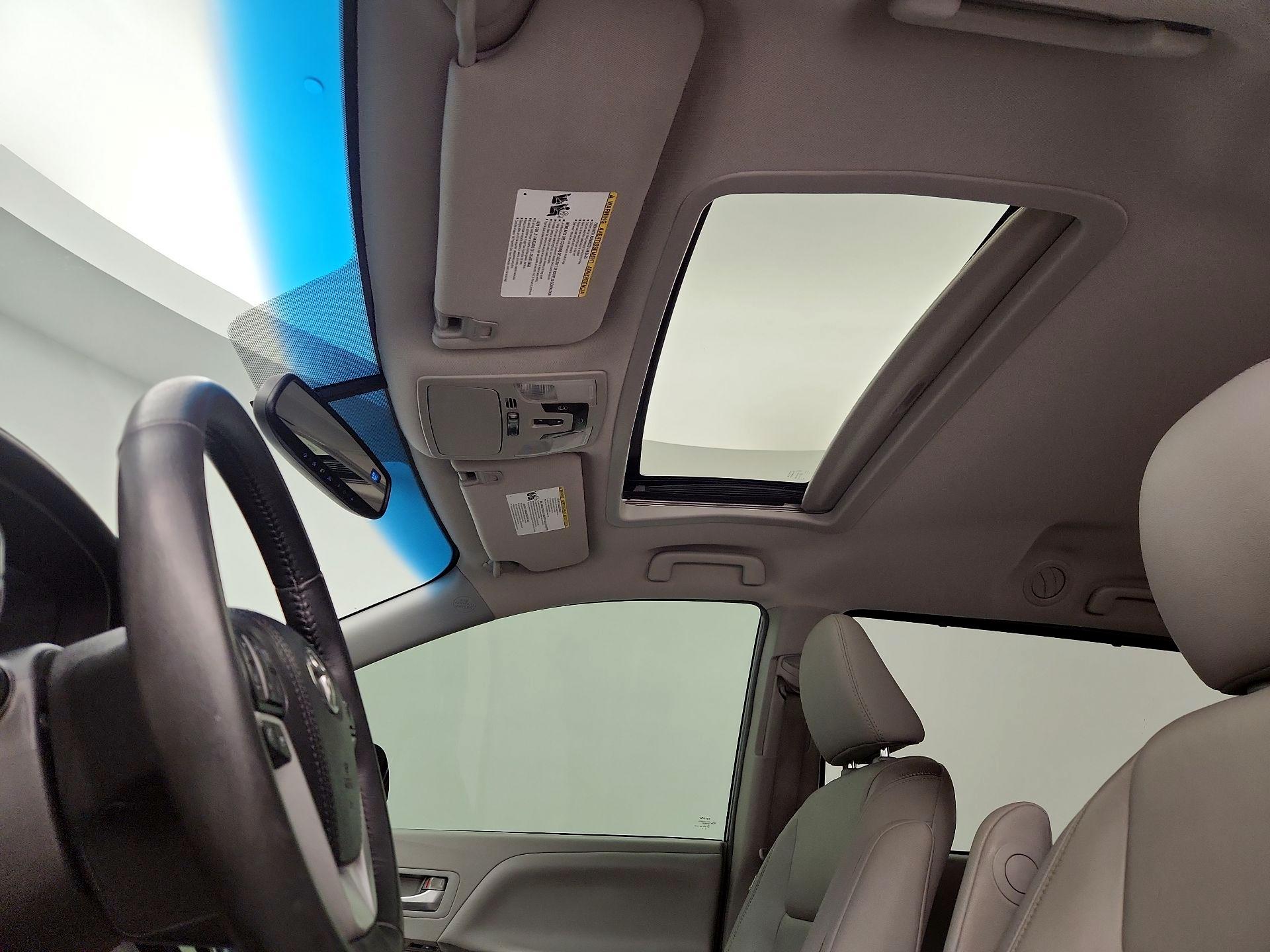 Thumbnail: 2017 Toyota Sienna - 19