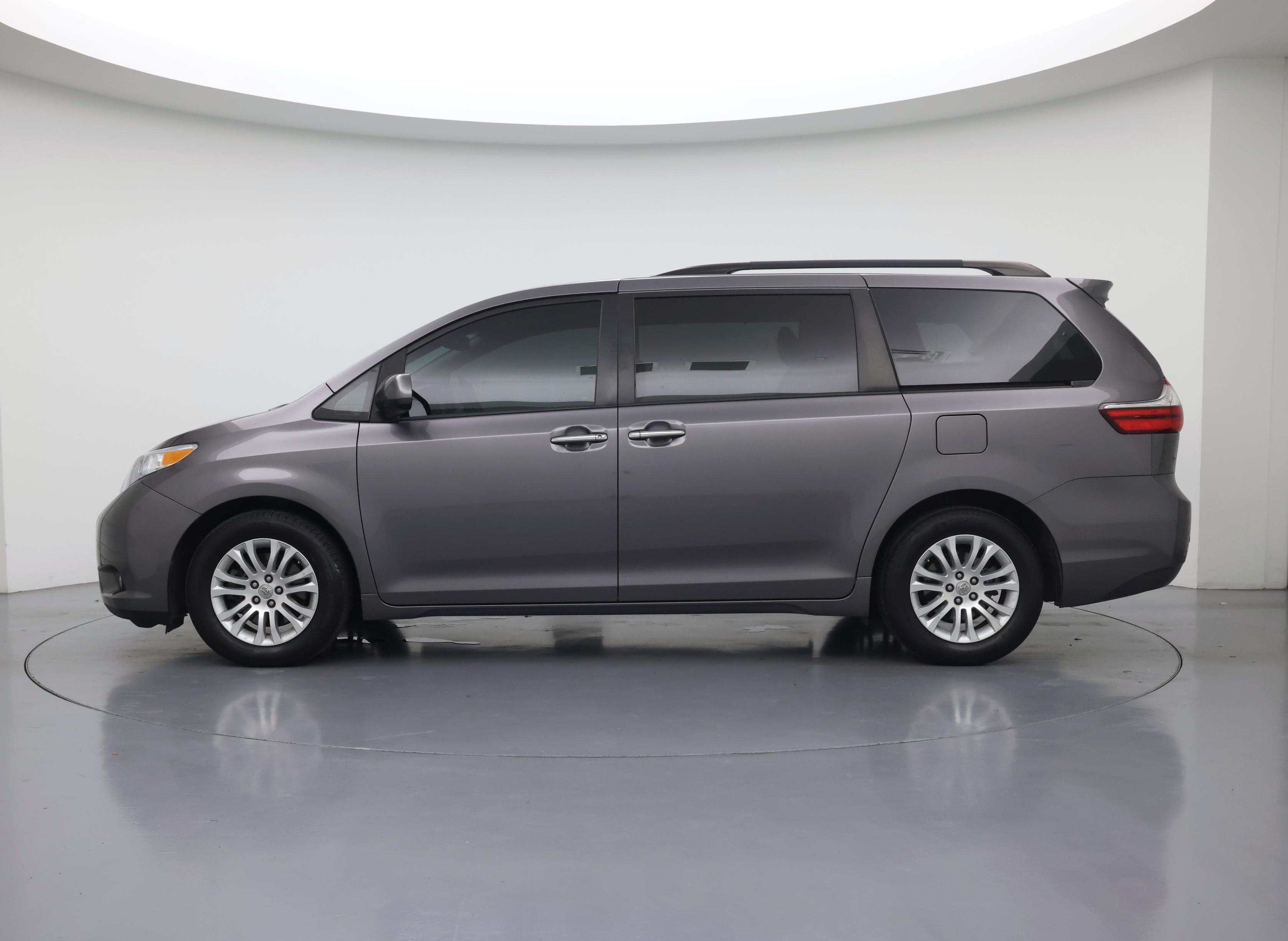 Thumbnail: 2017 Toyota Sienna - 3
