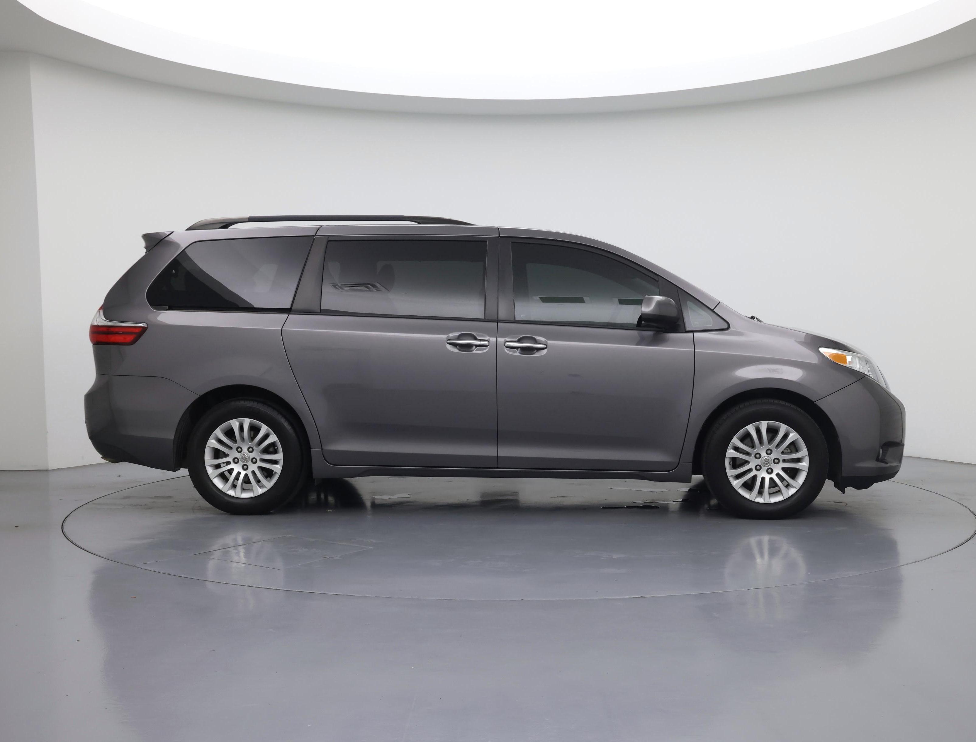 Thumbnail: 2017 Toyota Sienna - 7