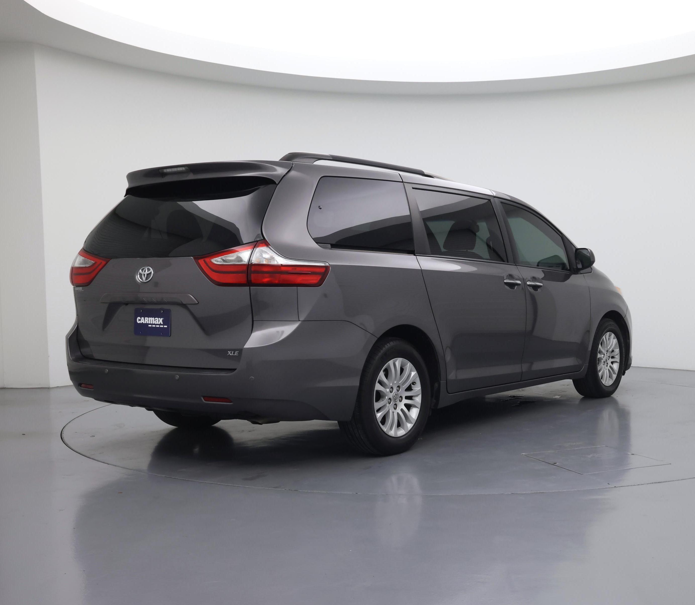 Thumbnail: 2017 Toyota Sienna - 8