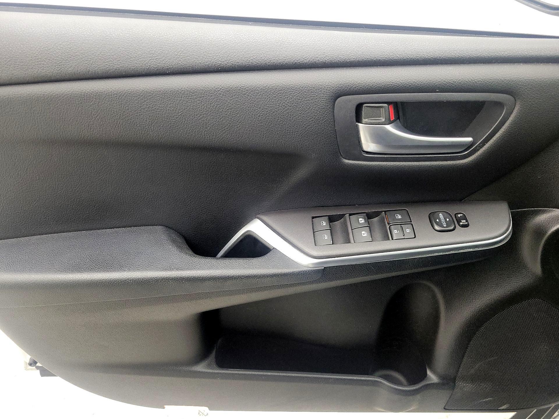 Thumbnail: 2016 Toyota Camry - 12