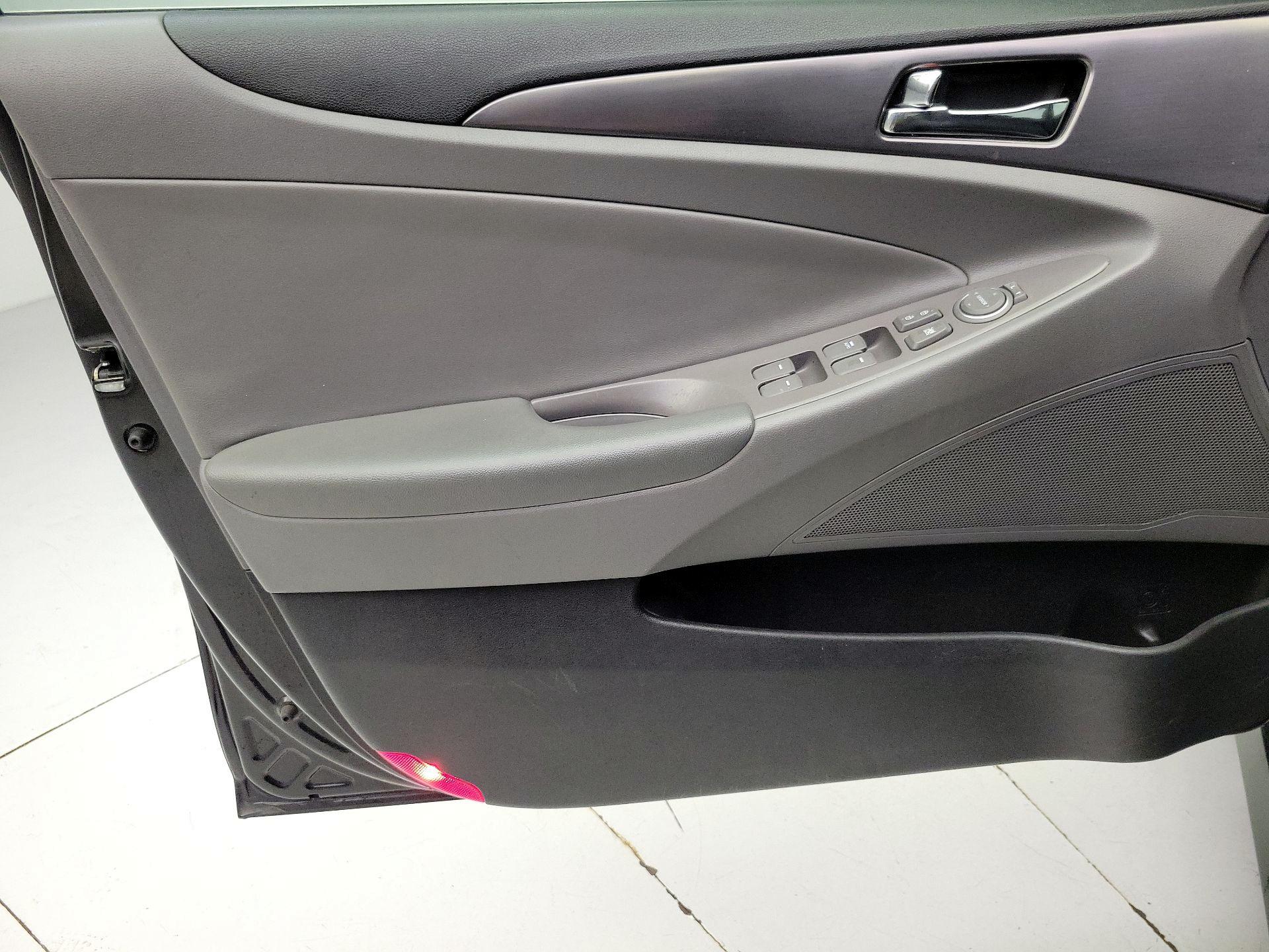Thumbnail: 2015 Hyundai Sonata - 12