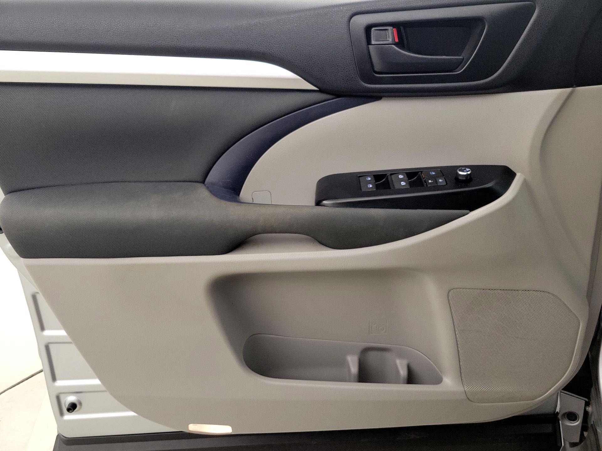 Thumbnail: 2016 Toyota Highlander - 12