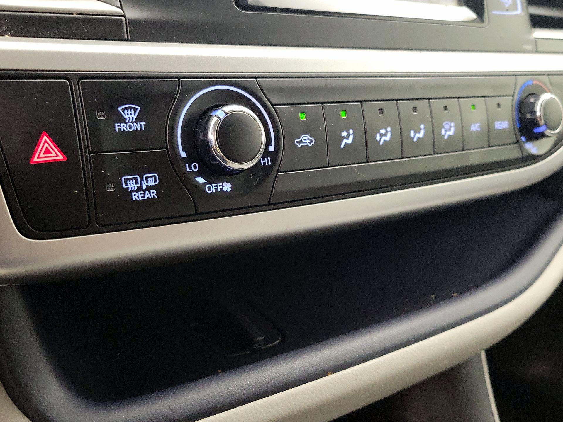 Thumbnail: 2016 Toyota Highlander - 16