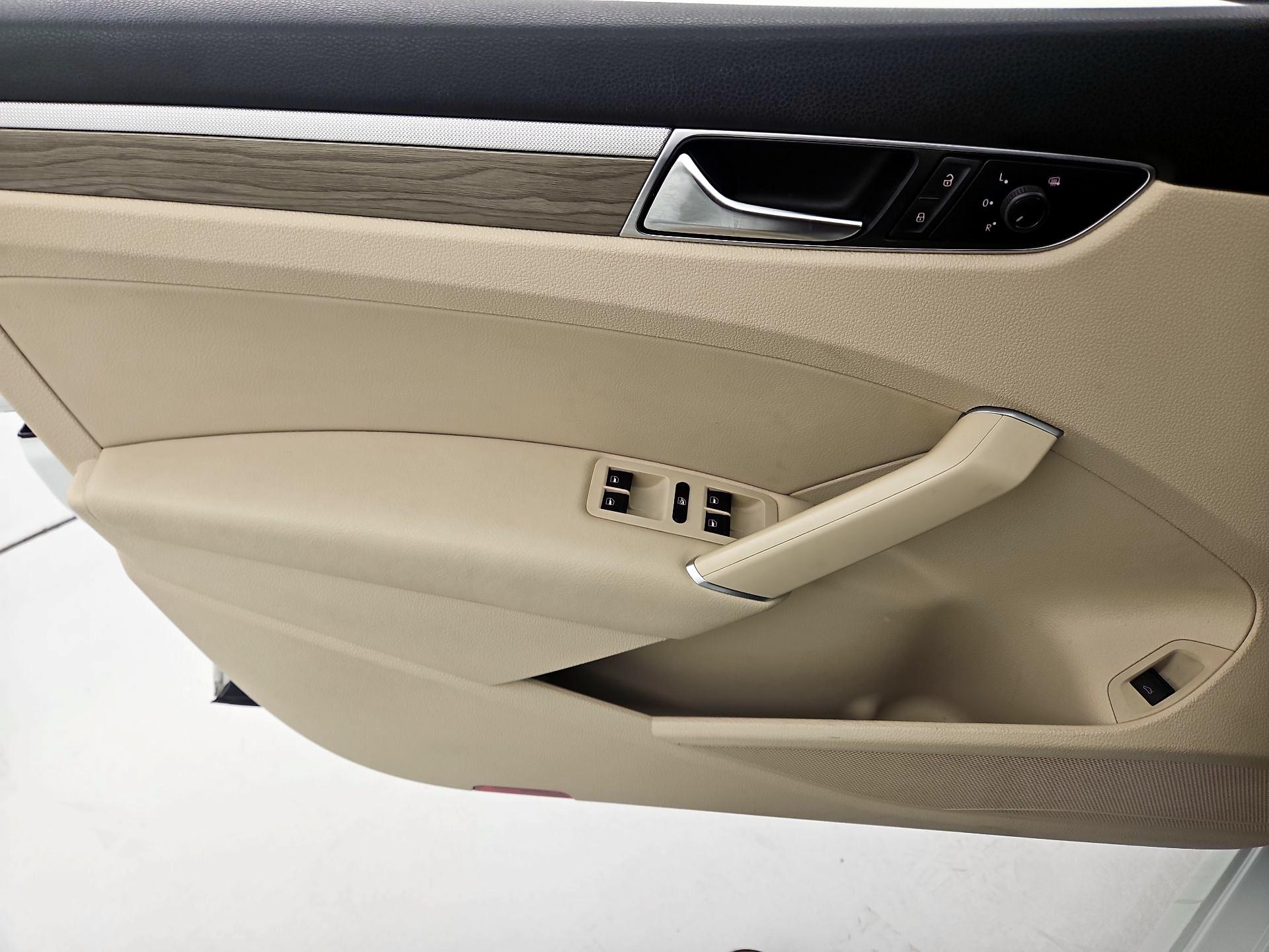 Thumbnail: 2018 Volkswagen Passat - 12