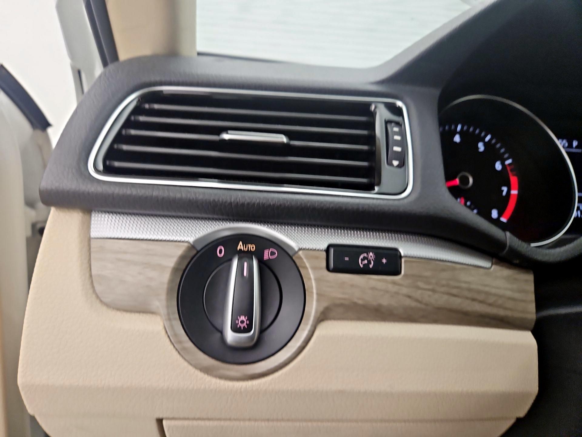 Thumbnail: 2018 Volkswagen Passat - 13