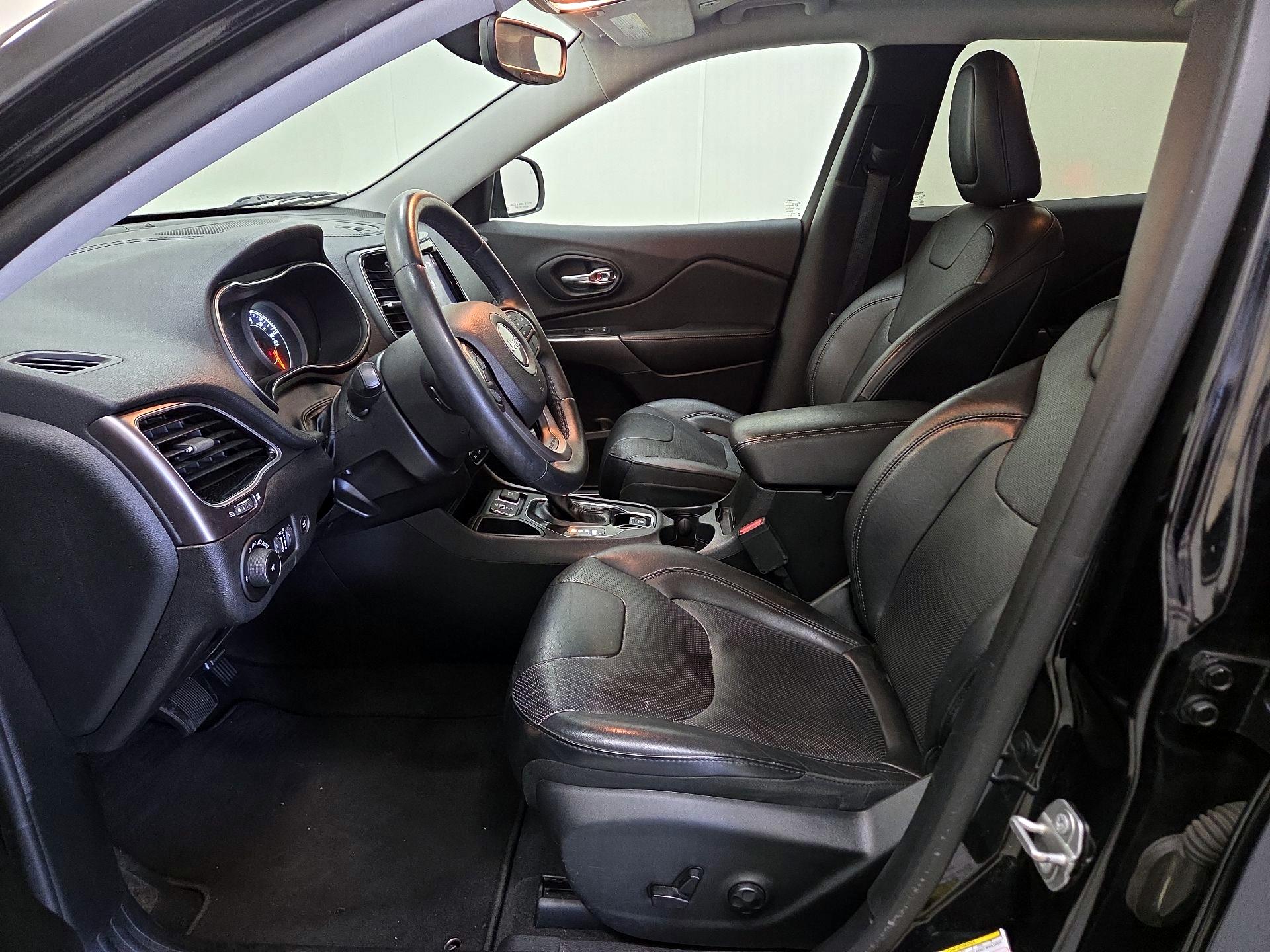 Thumbnail: 2019 Jeep Cherokee - 11