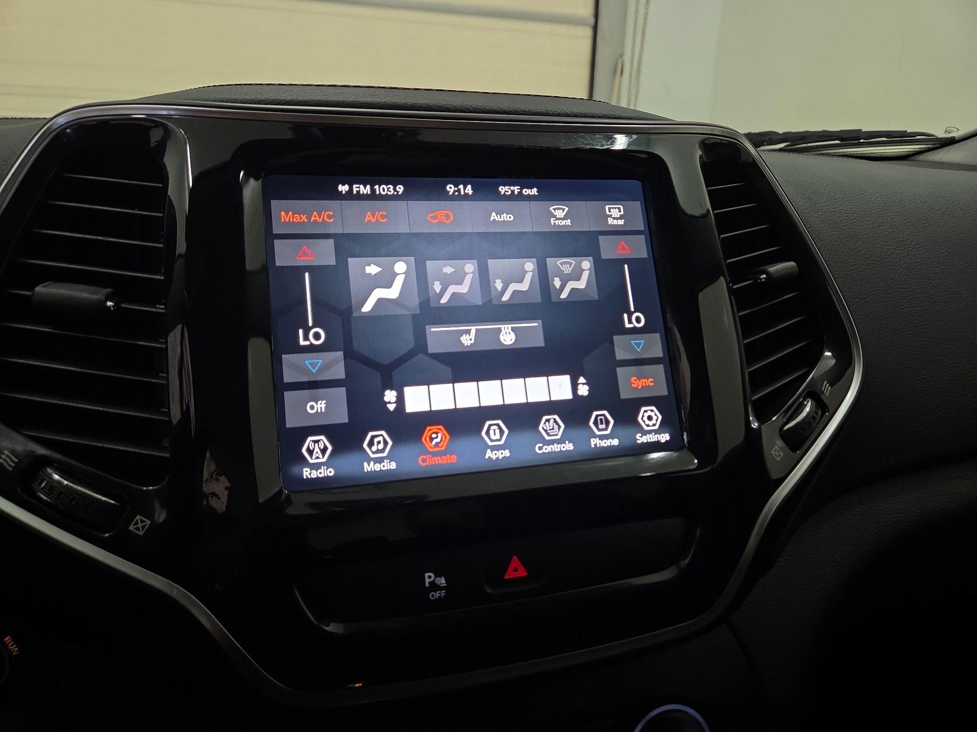 Thumbnail: 2019 Jeep Cherokee - 16