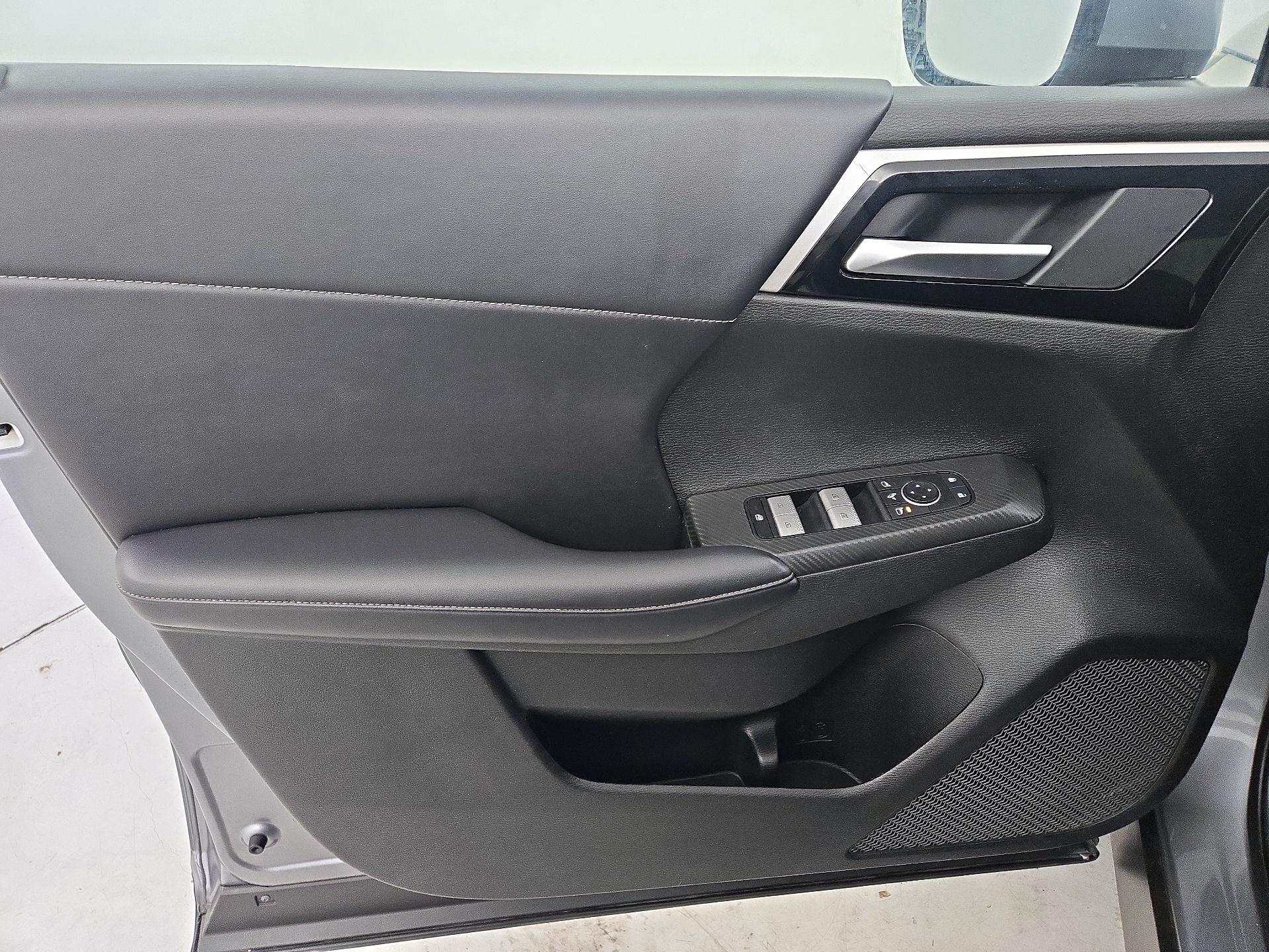 Thumbnail: 2024 Mitsubishi Outlander - 12