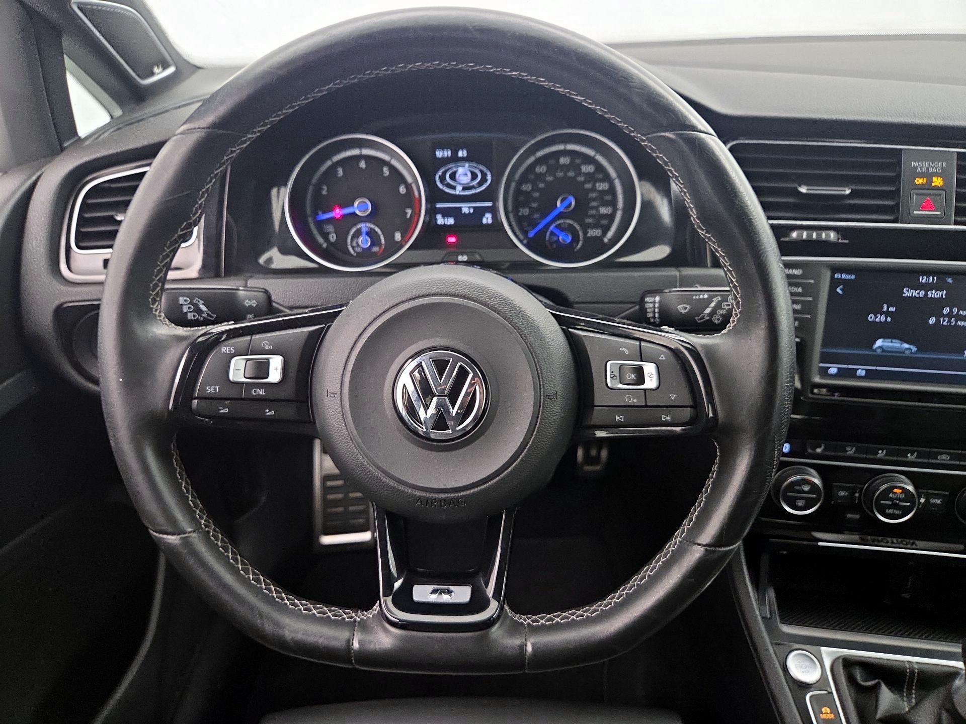 Thumbnail: 2016 Volkswagen Golf - 10