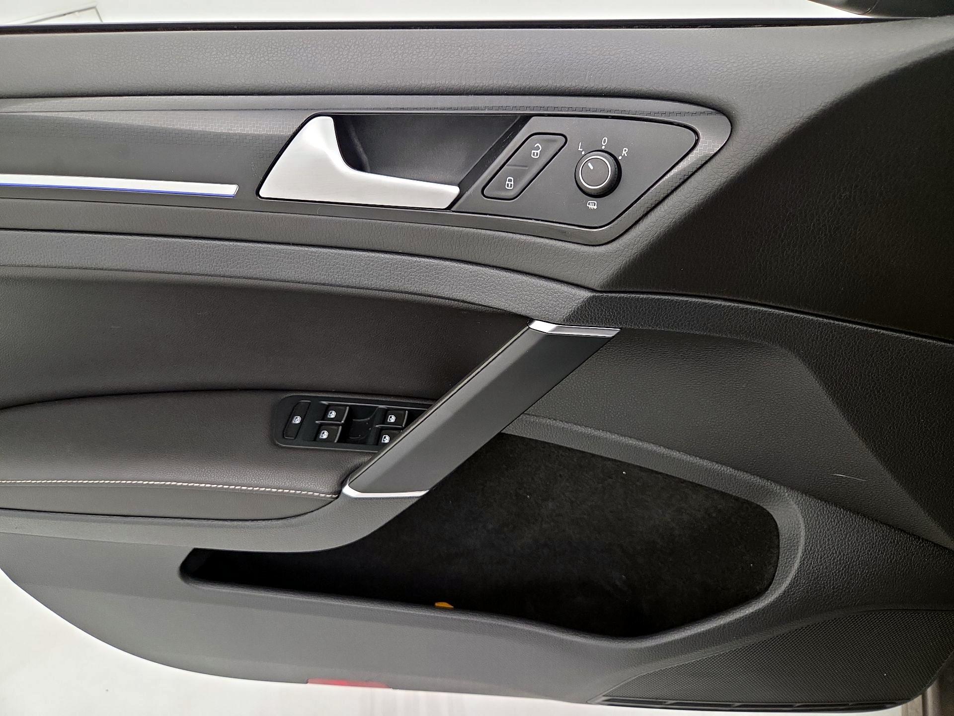 Thumbnail: 2016 Volkswagen Golf - 12