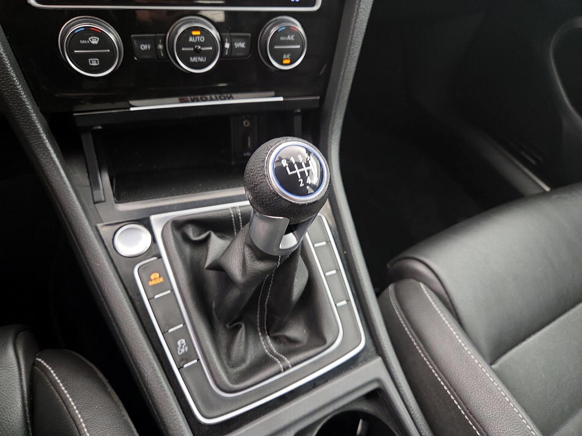Thumbnail: 2016 Volkswagen Golf - 17