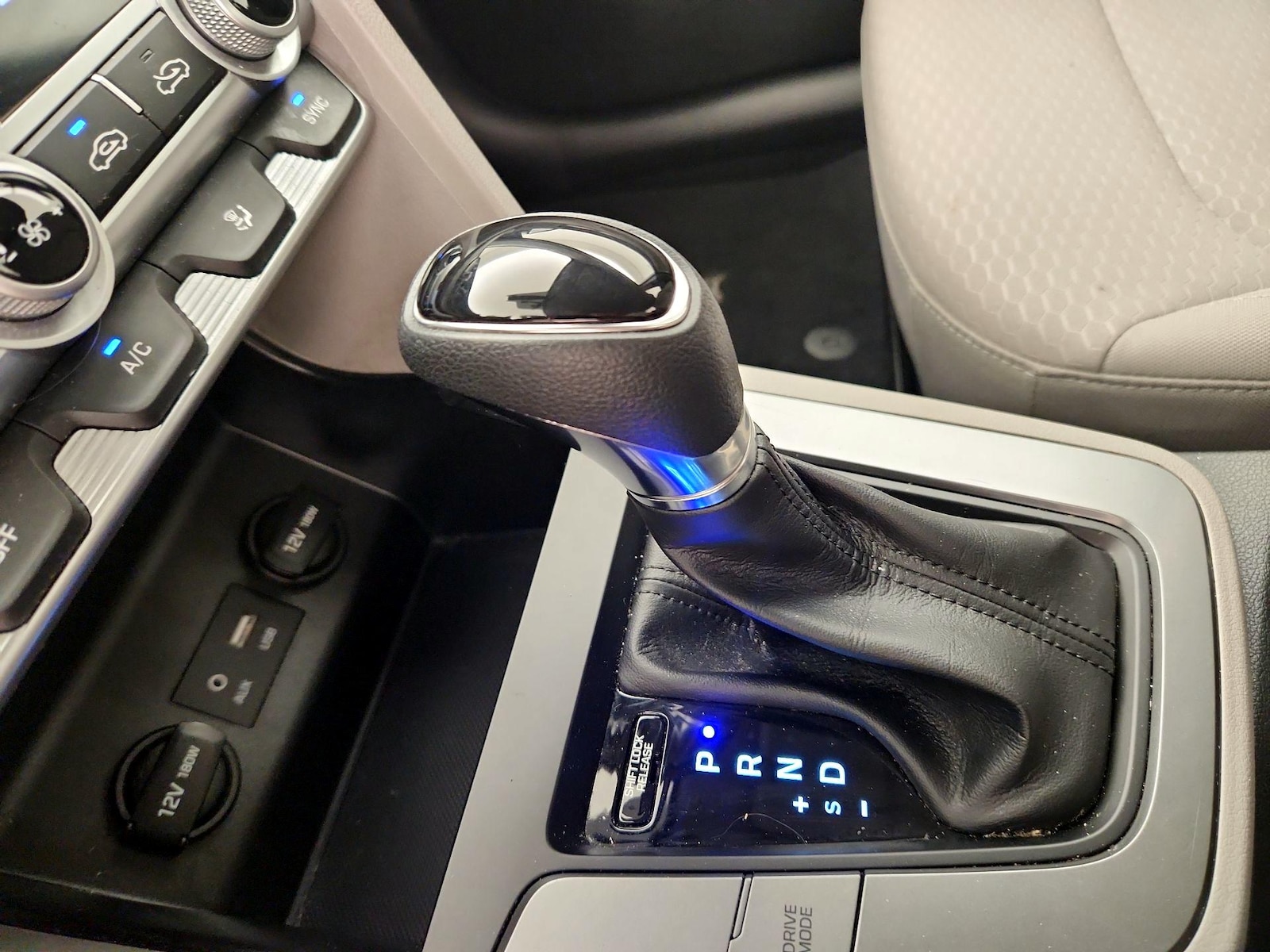 2020 Hyundai Elantra SEL - Photo 18