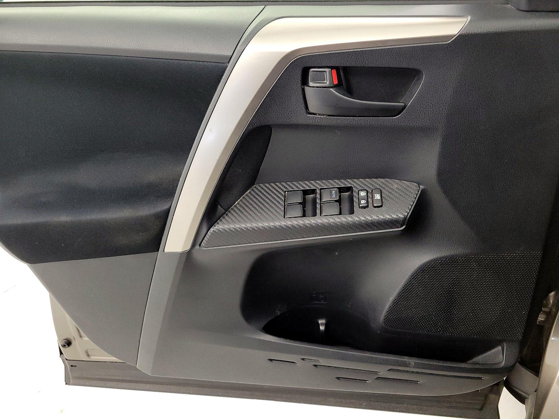 Thumbnail: 2015 Toyota RAV4 - 12