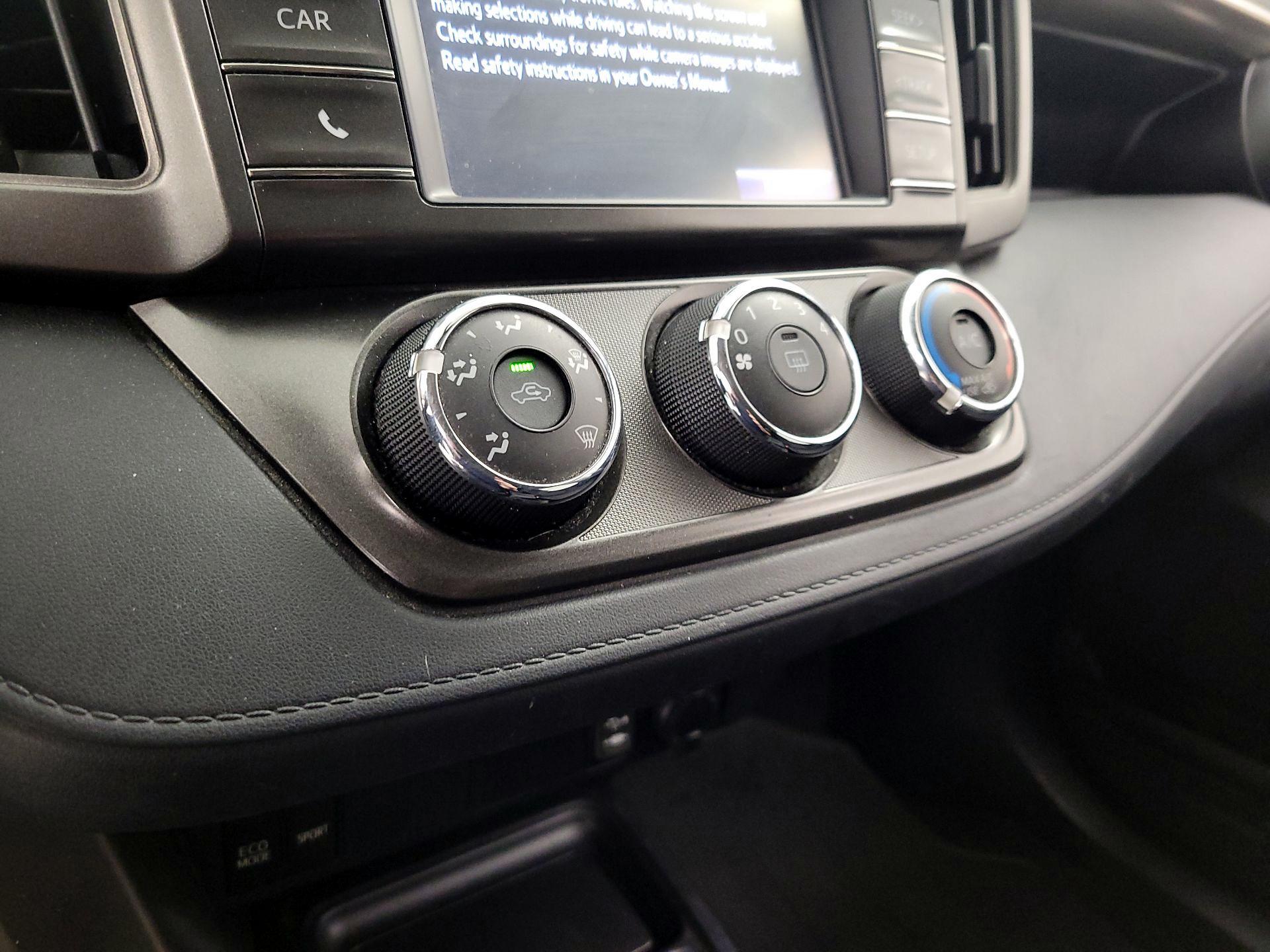 Thumbnail: 2015 Toyota RAV4 - 16