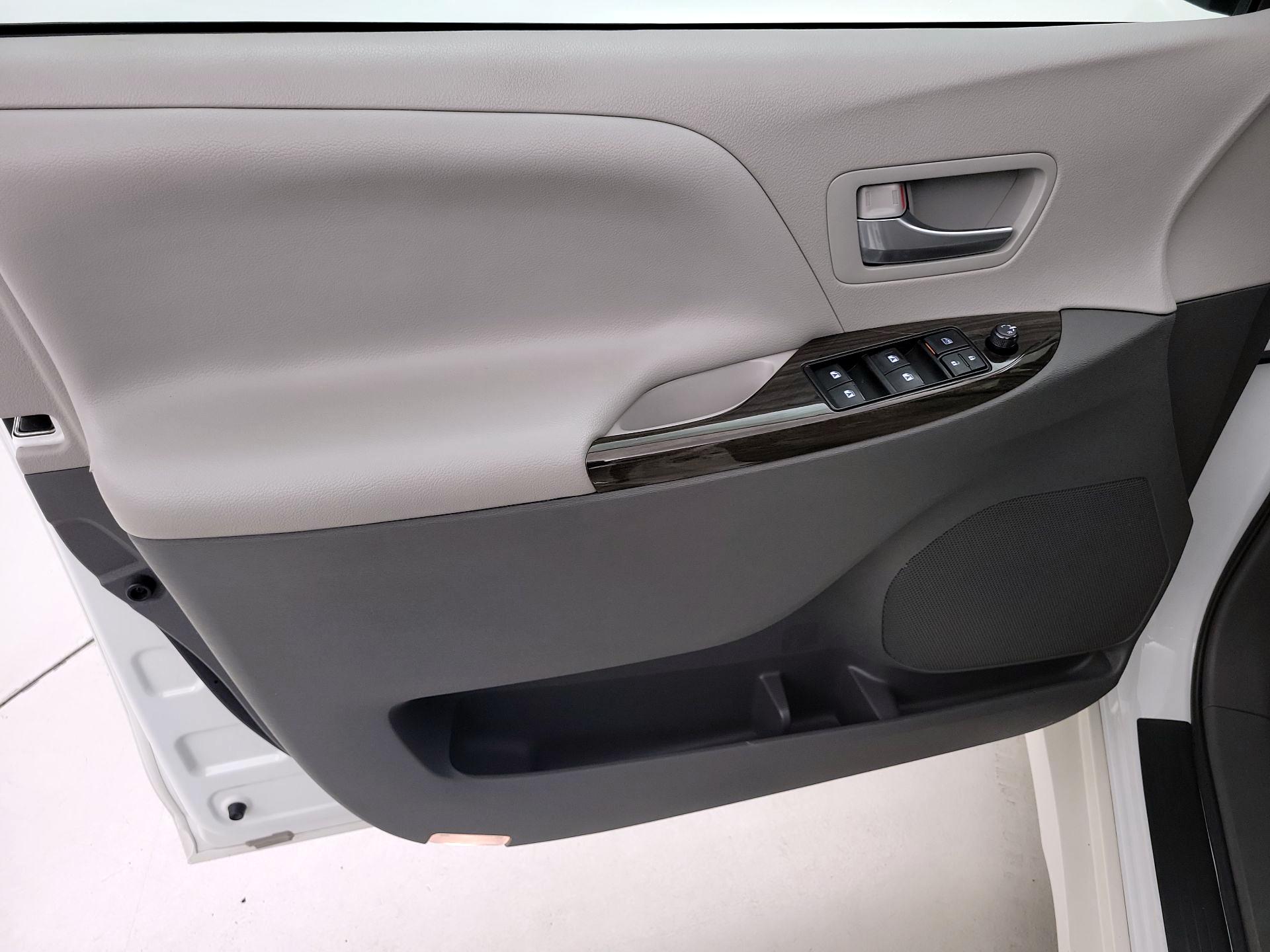 Thumbnail: 2018 Toyota Sienna - 12