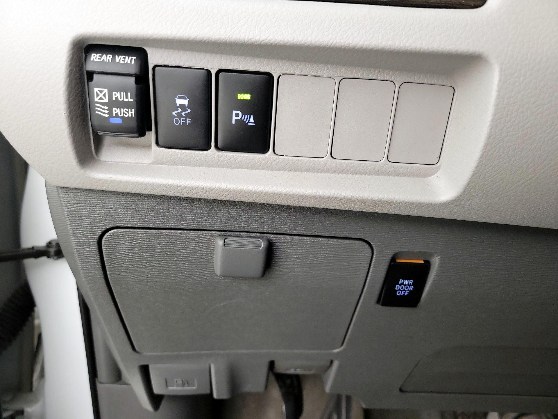 Thumbnail: 2018 Toyota Sienna - 13