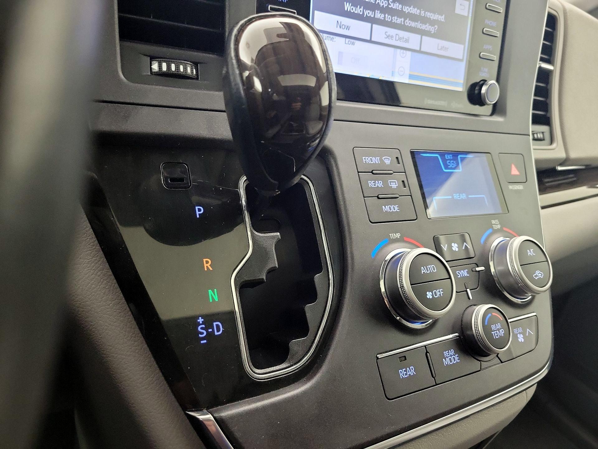 Thumbnail: 2018 Toyota Sienna - 18