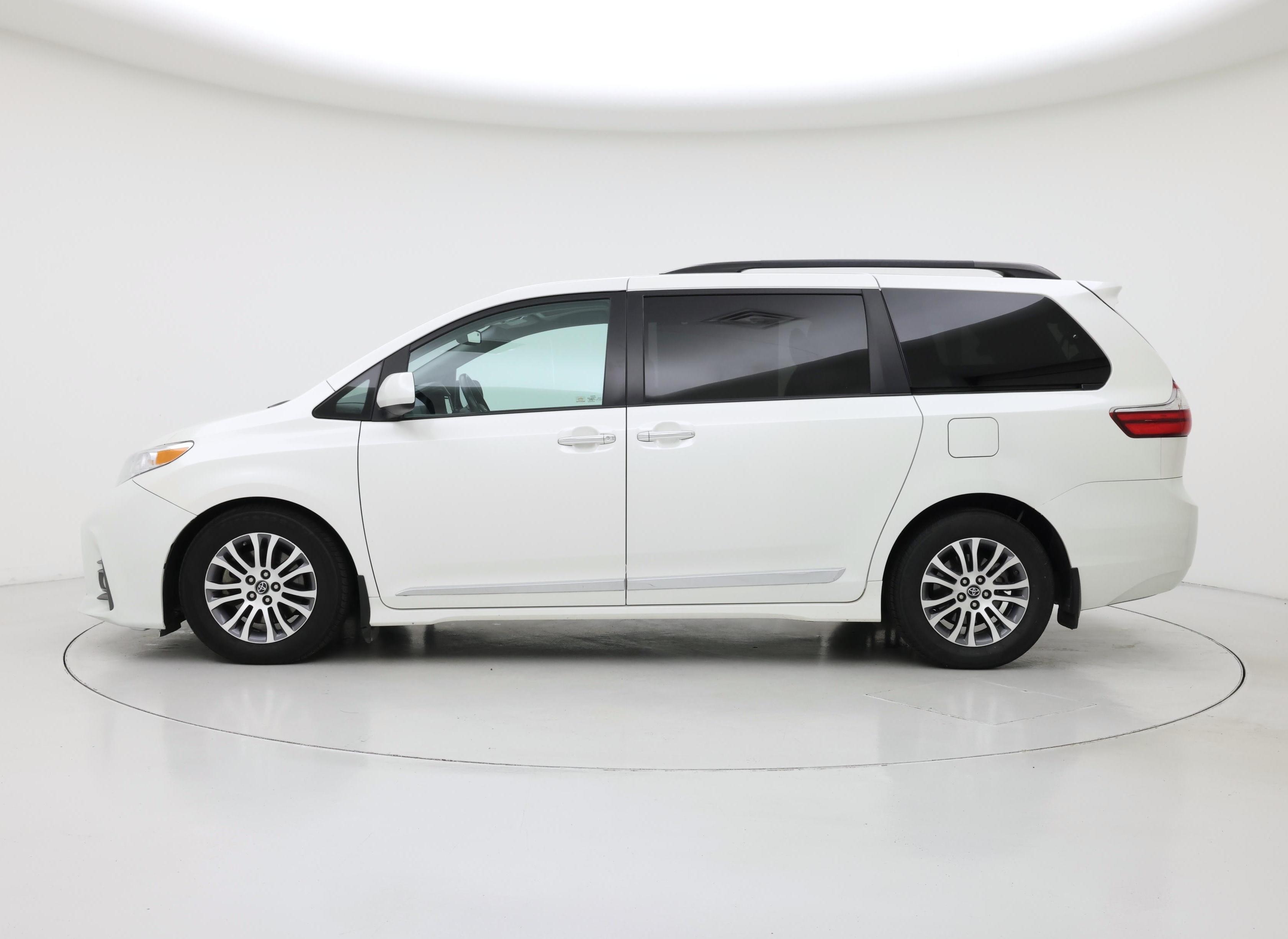 Thumbnail: 2018 Toyota Sienna - 3