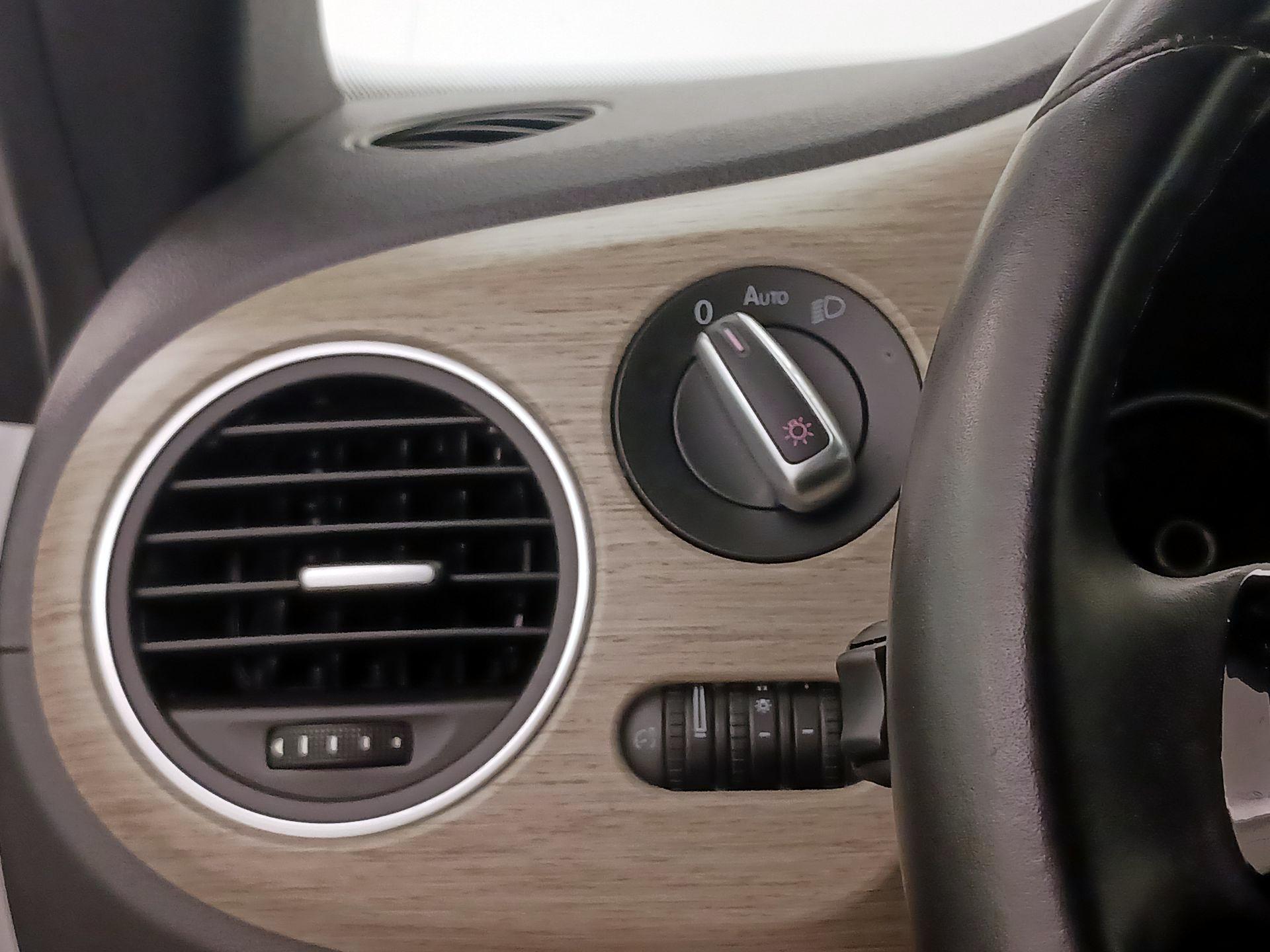 Thumbnail: 2018 Volkswagen Beetle - 13