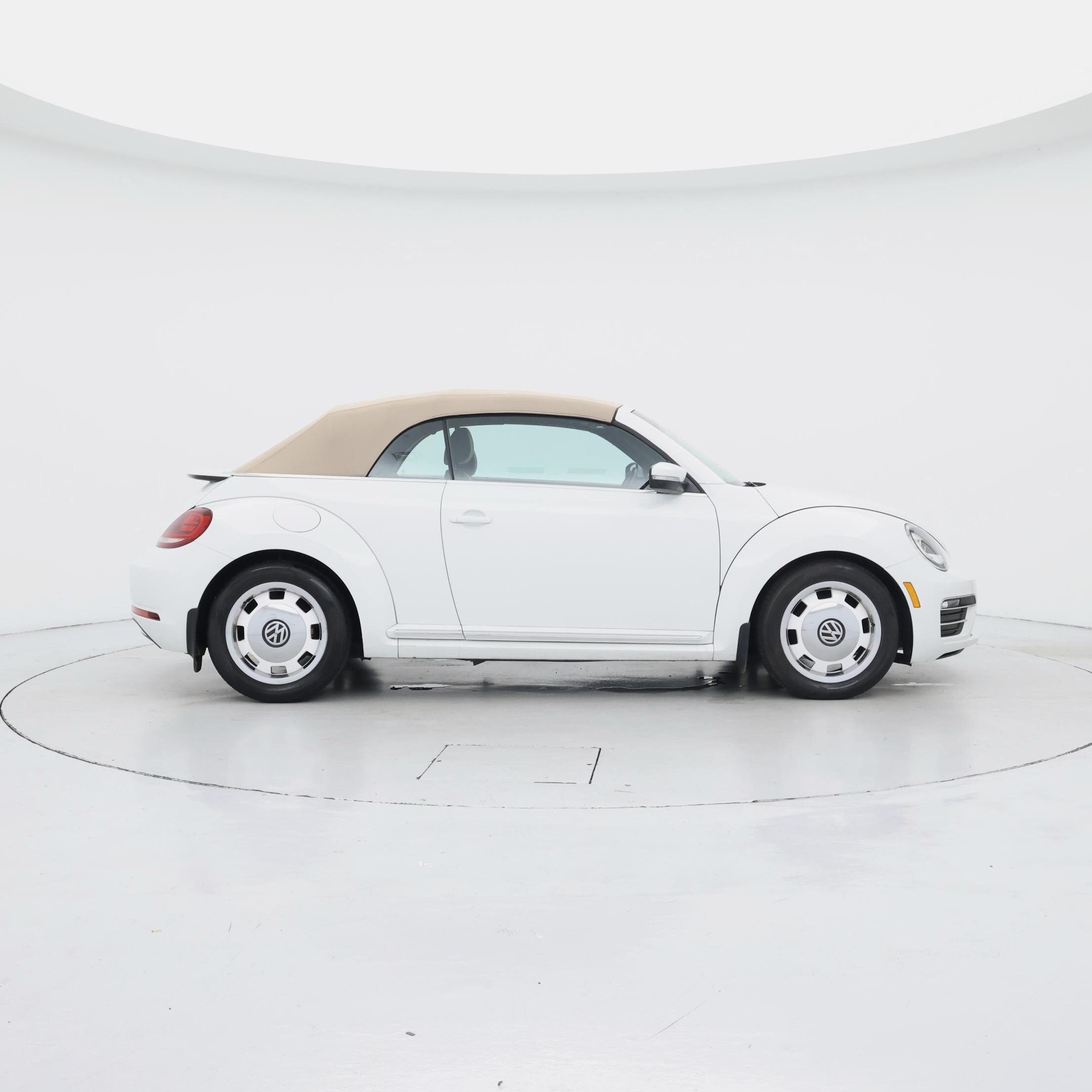 Thumbnail: 2018 Volkswagen Beetle - 7