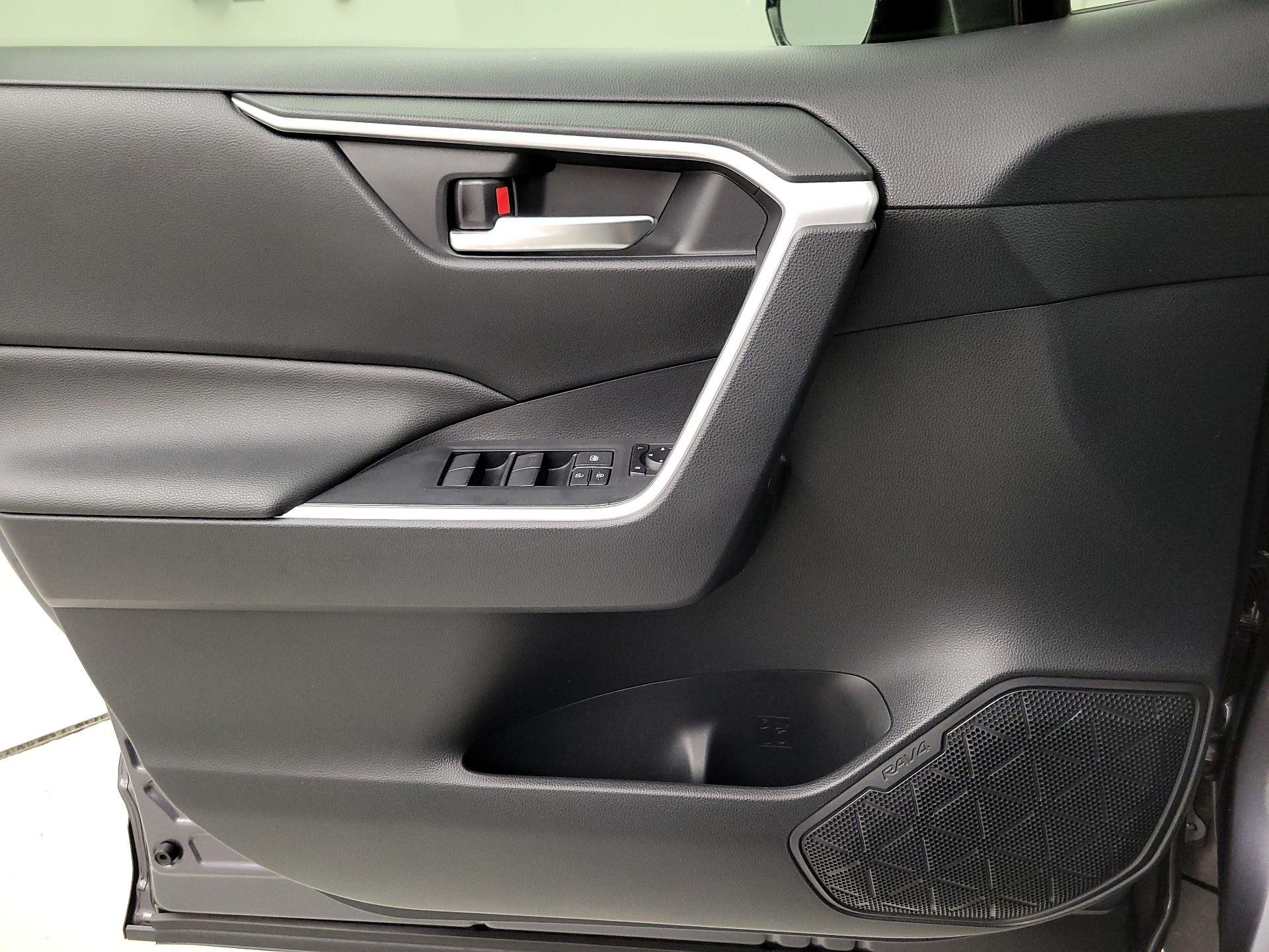 Thumbnail: 2019 Toyota RAV4 - 12
