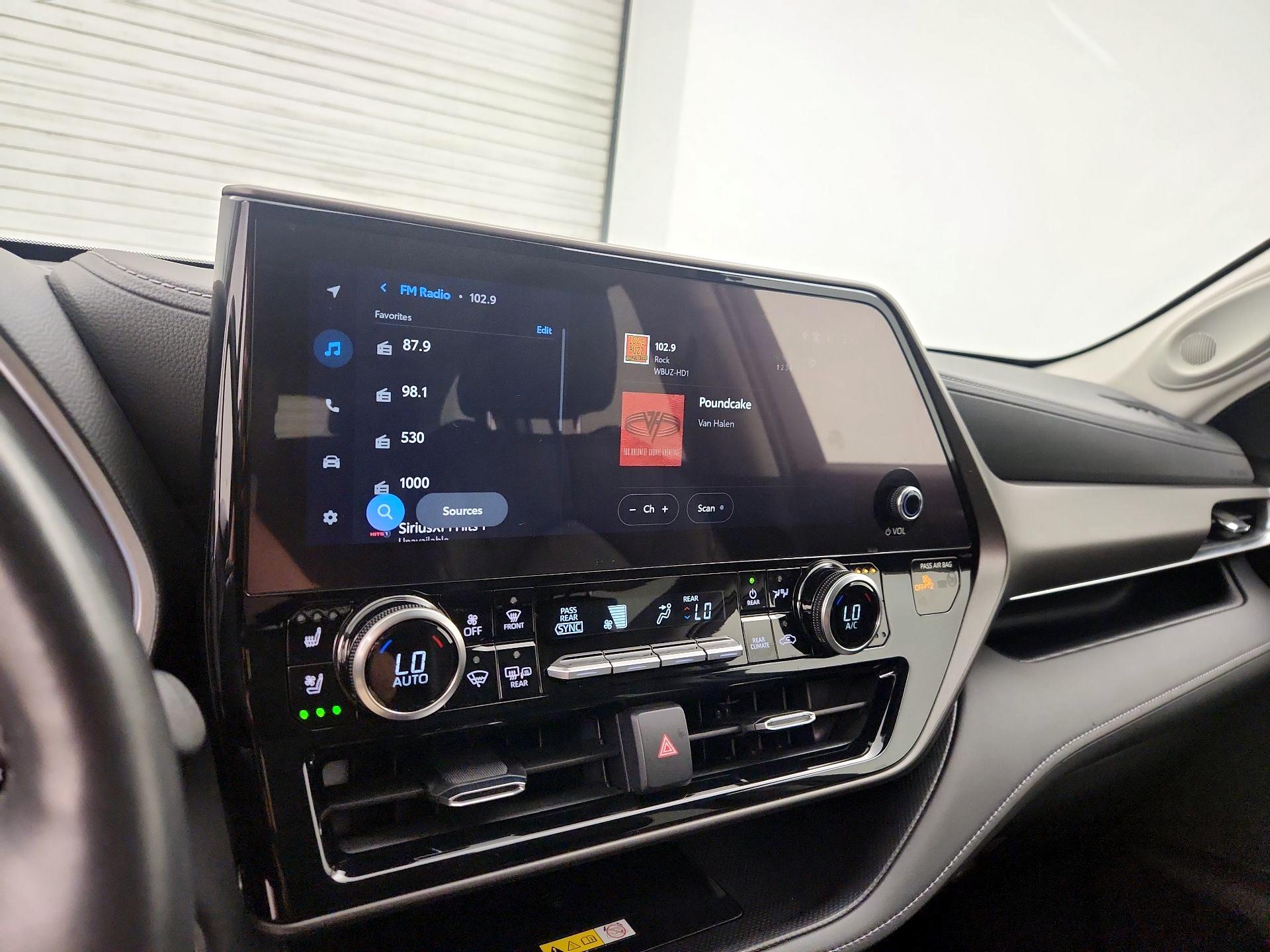 Thumbnail: 2023 Toyota Highlander - 15