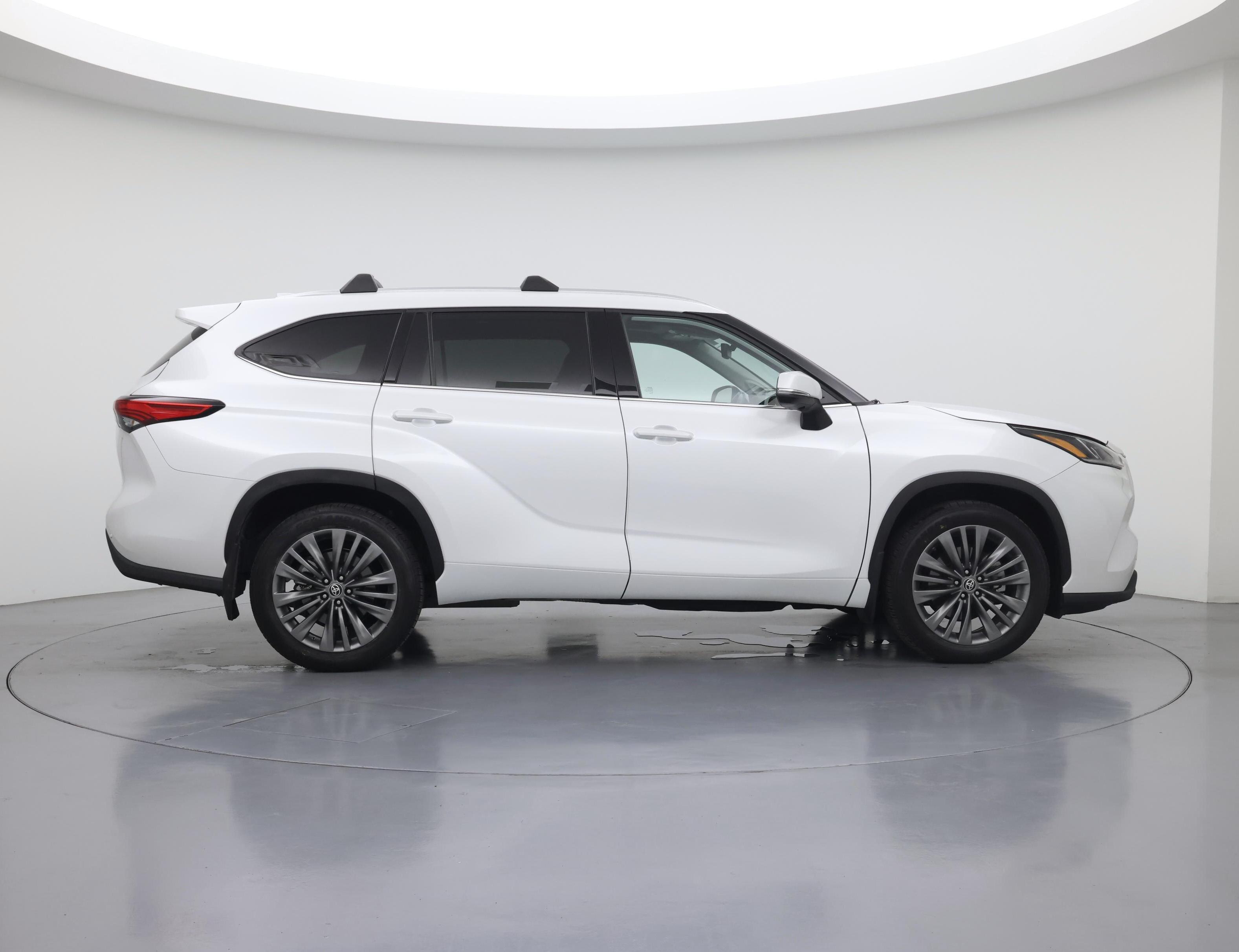 Thumbnail: 2023 Toyota Highlander - 7