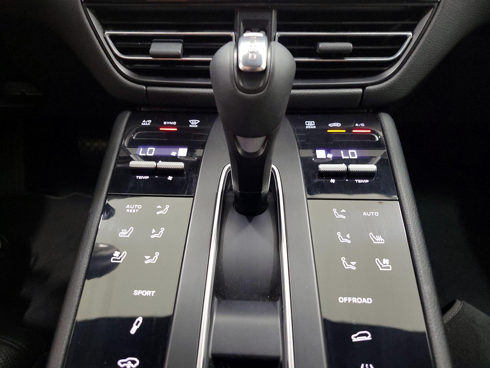 Thumbnail: 2022 Porsche Macan - 18