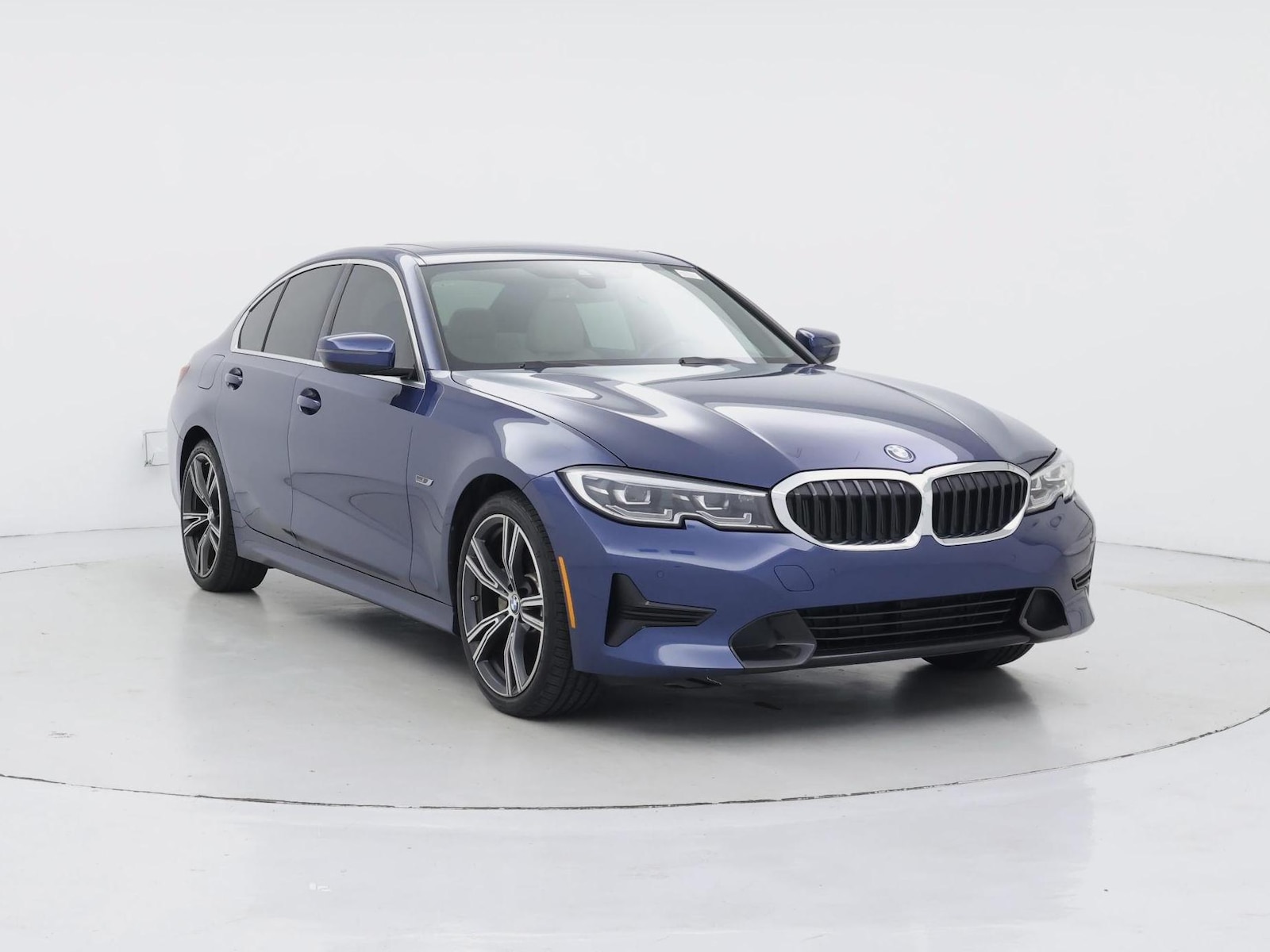 2022 BMW 3 Series 330e - Photo 2