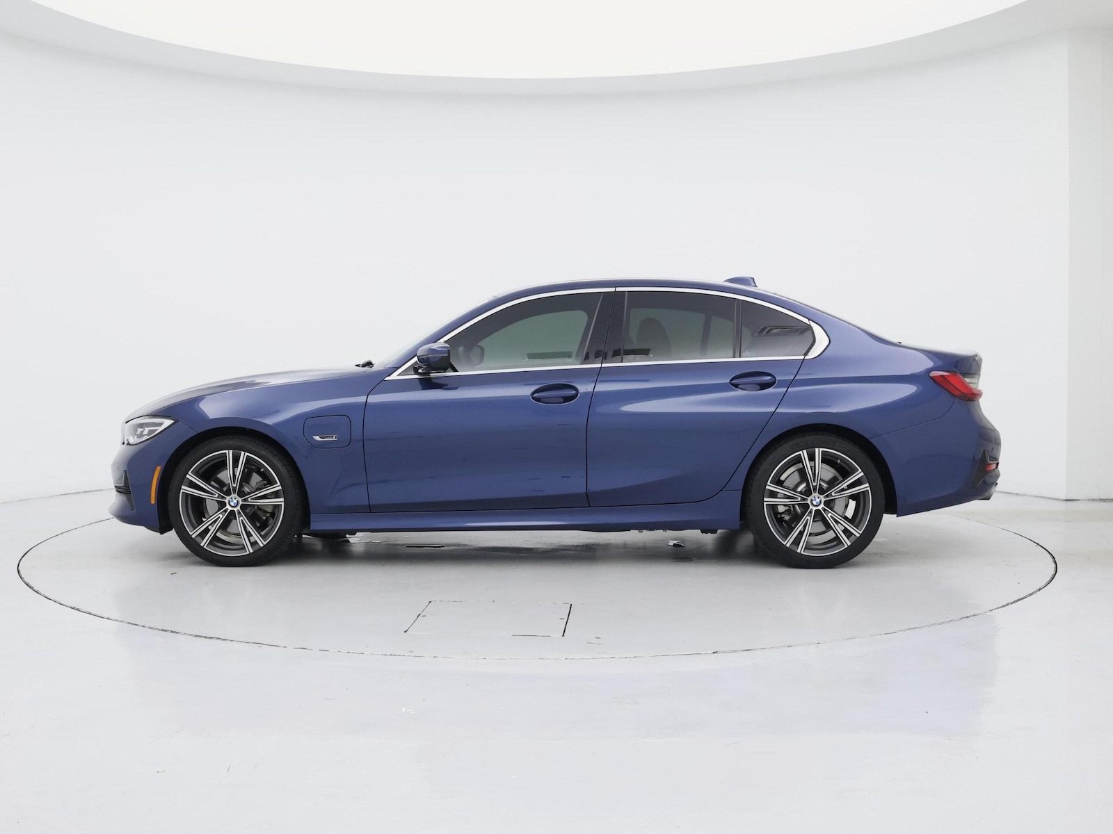 2022 BMW 3 Series 330e - Photo 4