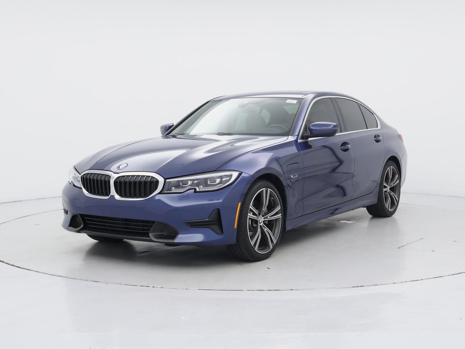 2022 BMW 3 Series 330e - Photo 5