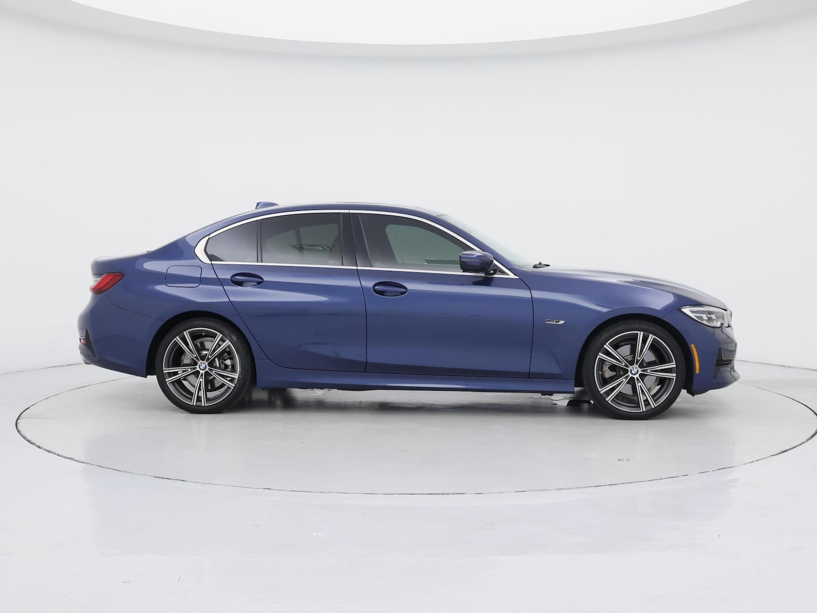 2022 BMW 3 Series 330e - Photo 8