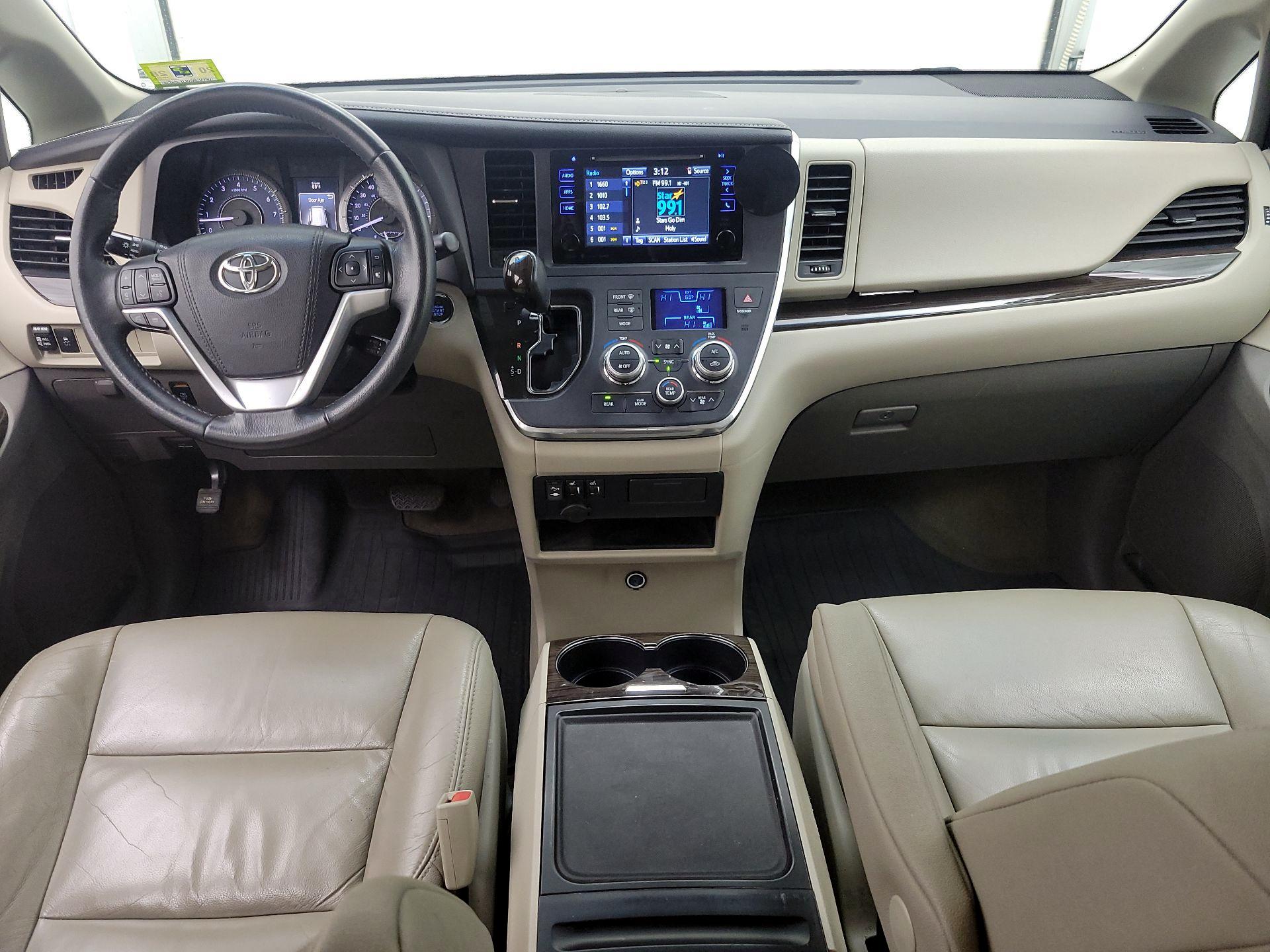 Thumbnail: 2017 Toyota Sienna - 9
